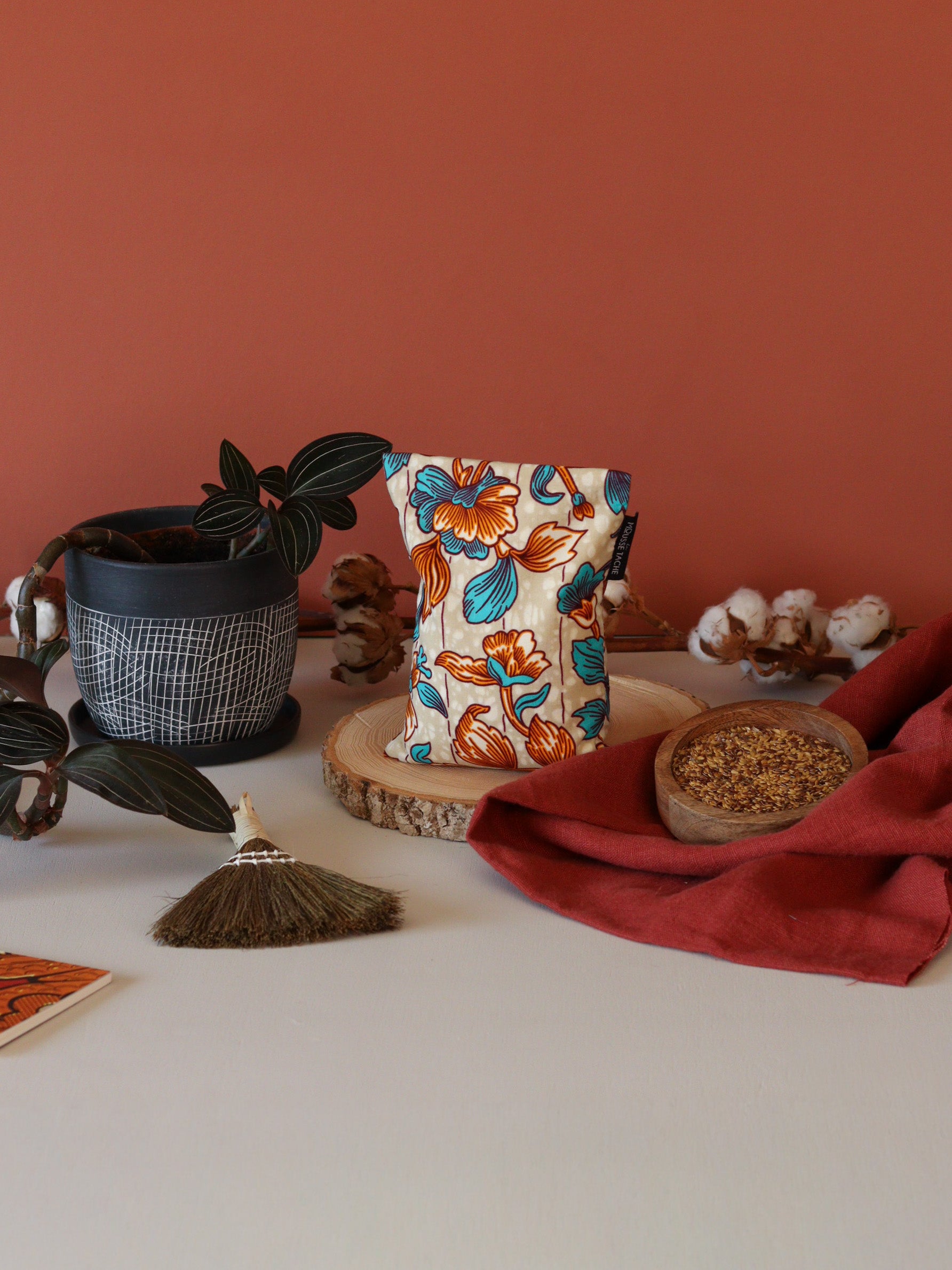 bouillotte sèche aux graines de lin bio fabriquée en France, pour réchauffer au micro-ondes ou à utiliser glacée, remède naturel