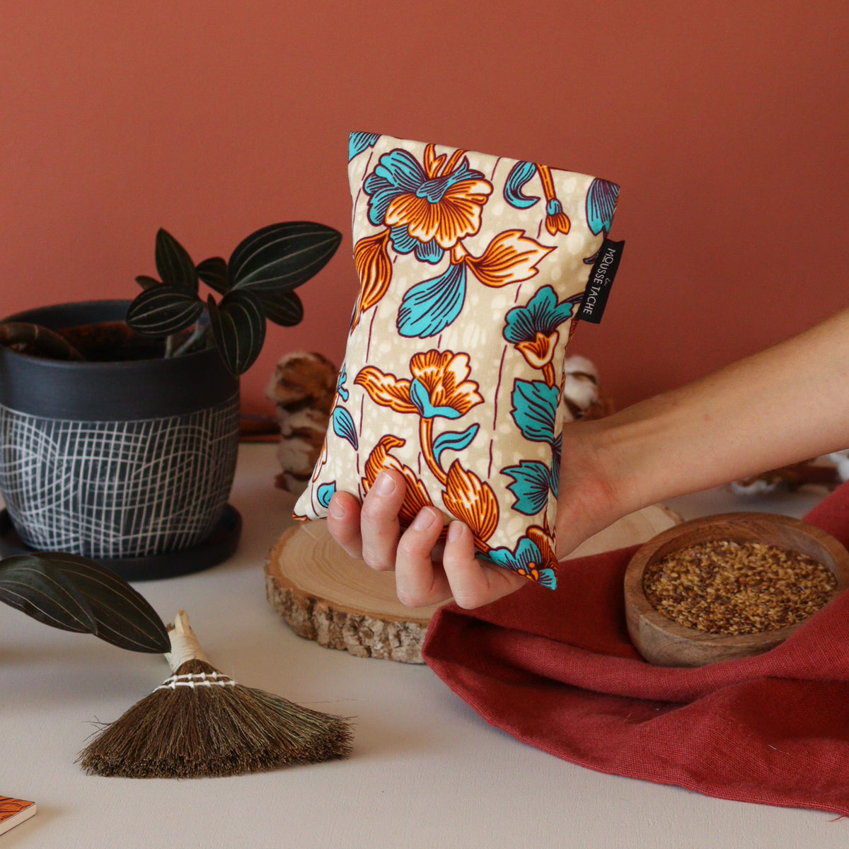 bouillotte sèche aux graines de lin bio fabriquée en France, pour réchauffer au micro-ondes ou à utiliser glacée, remède naturel