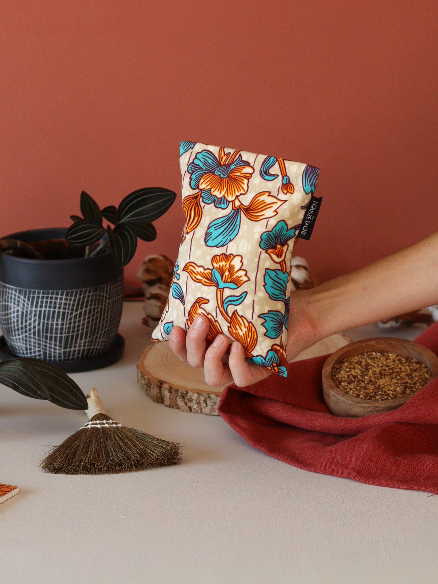 bouillotte sèche aux graines de lin bio fabriquée en France, pour réchauffer au micro-ondes ou à utiliser glacée, remède naturel