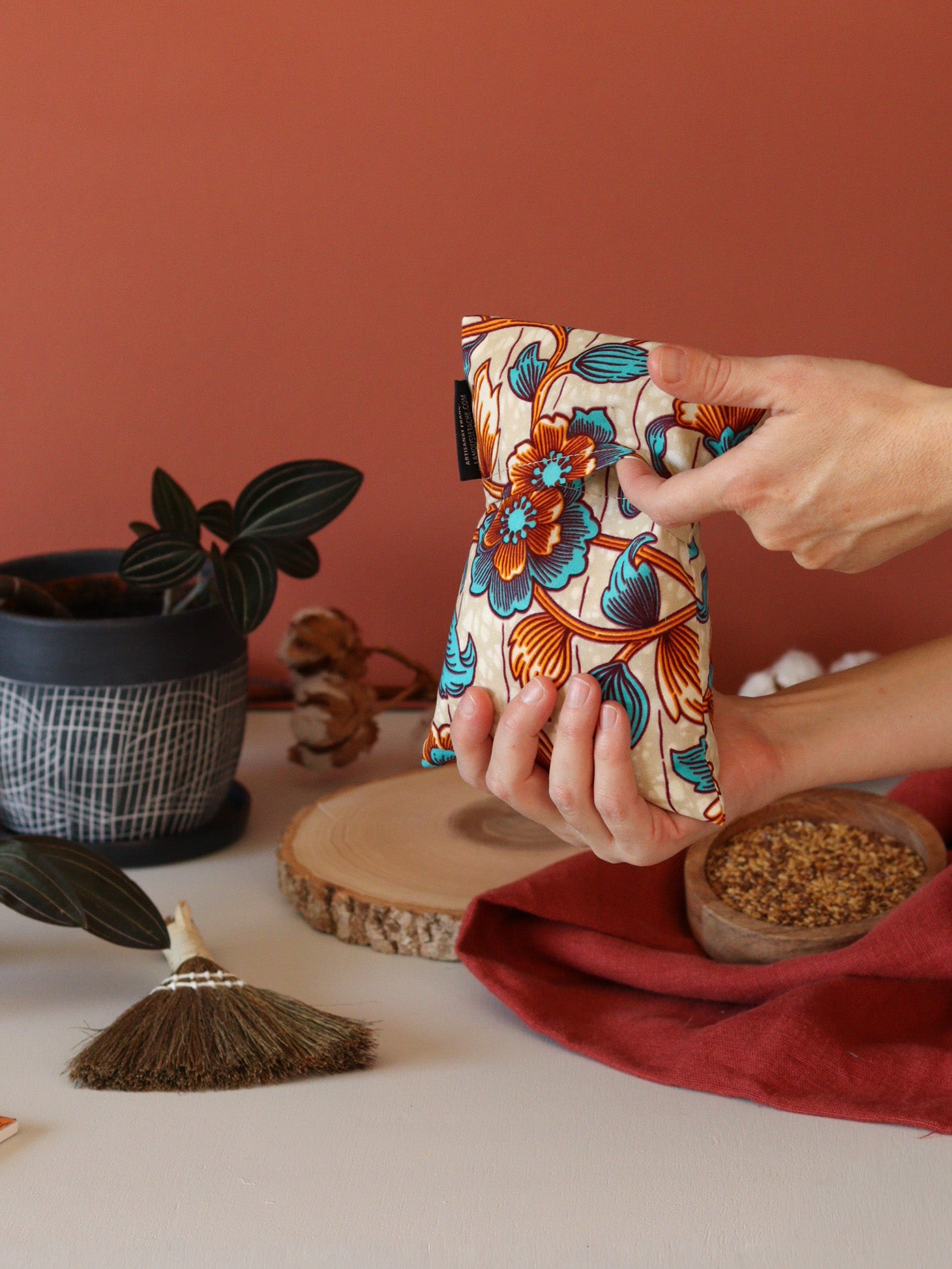 bouillotte sèche aux graines de lin bio fabriquée en France, pour réchauffer au micro-ondes ou à utiliser glacée, remède naturel