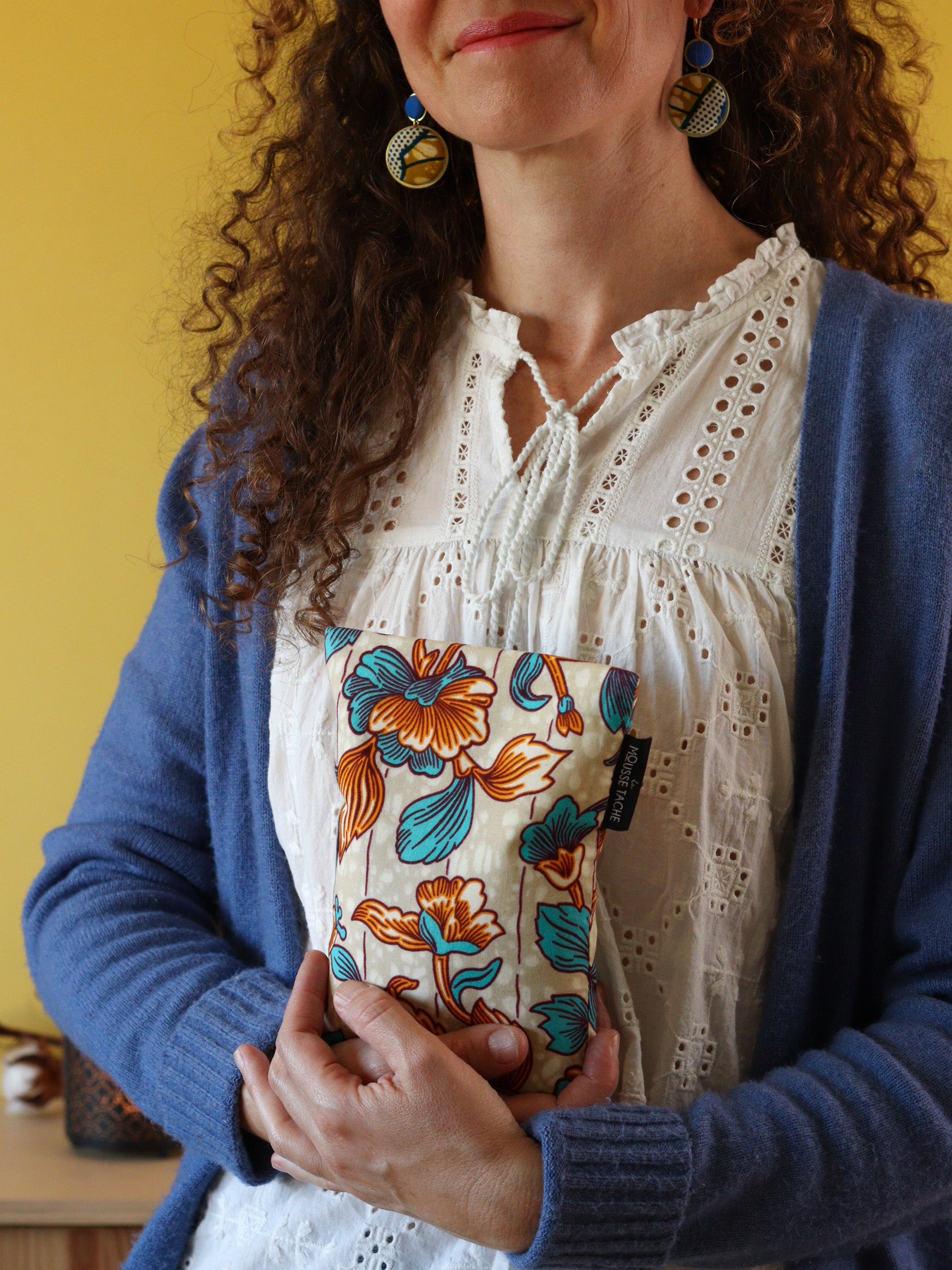 bouillotte sèche aux graines de lin bio fabriquée en France, pour réchauffer au micro-ondes ou à utiliser glacée, remède naturel