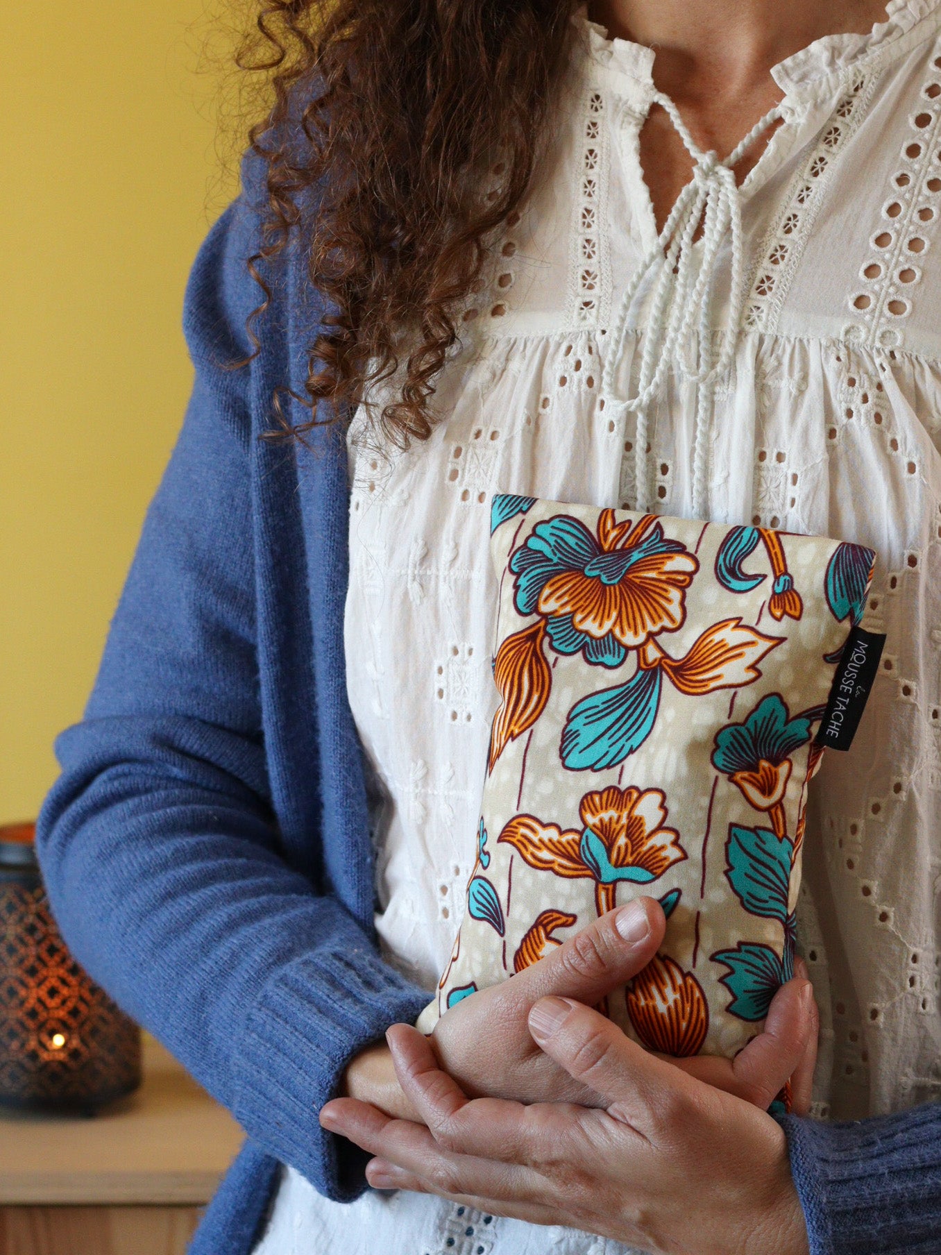 bouillotte sèche aux graines de lin bio fabriquée en France, pour réchauffer au micro-ondes ou à utiliser glacée, remède naturel