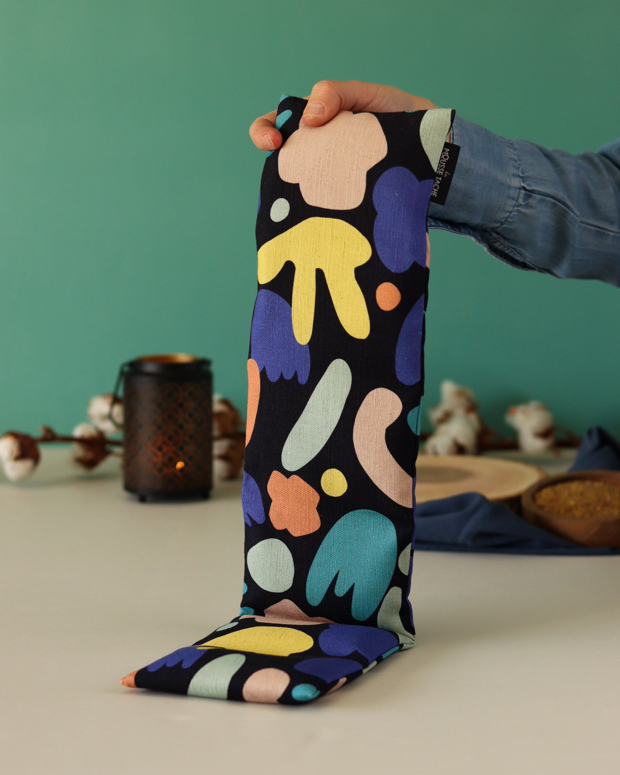 bouillotte sèche micro-ondes aux graines de lin bio, remède de grand-mère naturel pour soulager les petits maux du quotidien, tissu noir à motifs