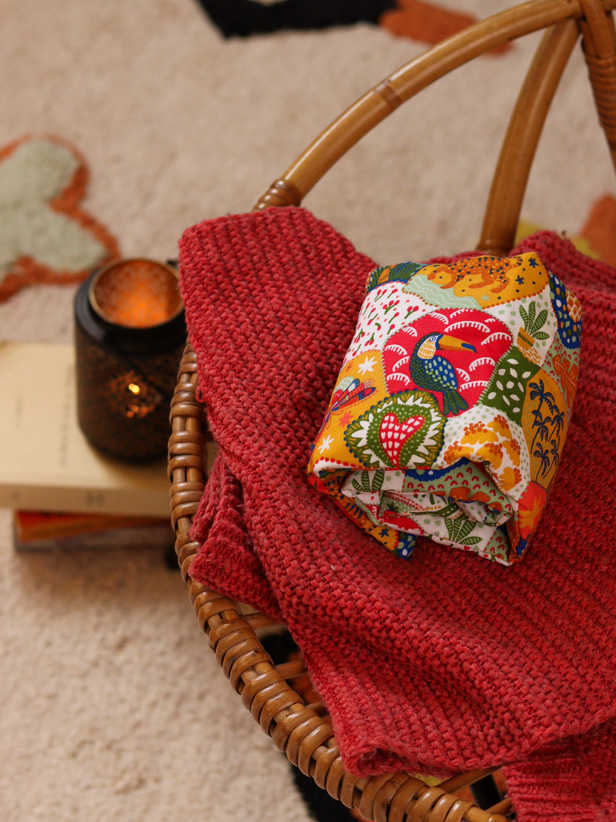 bouillotte sèche micro-ondes aux graines de lin bio, remède de grand-mère naturel pour soulager les petits maux du quotidien, tissu patchwork toucan