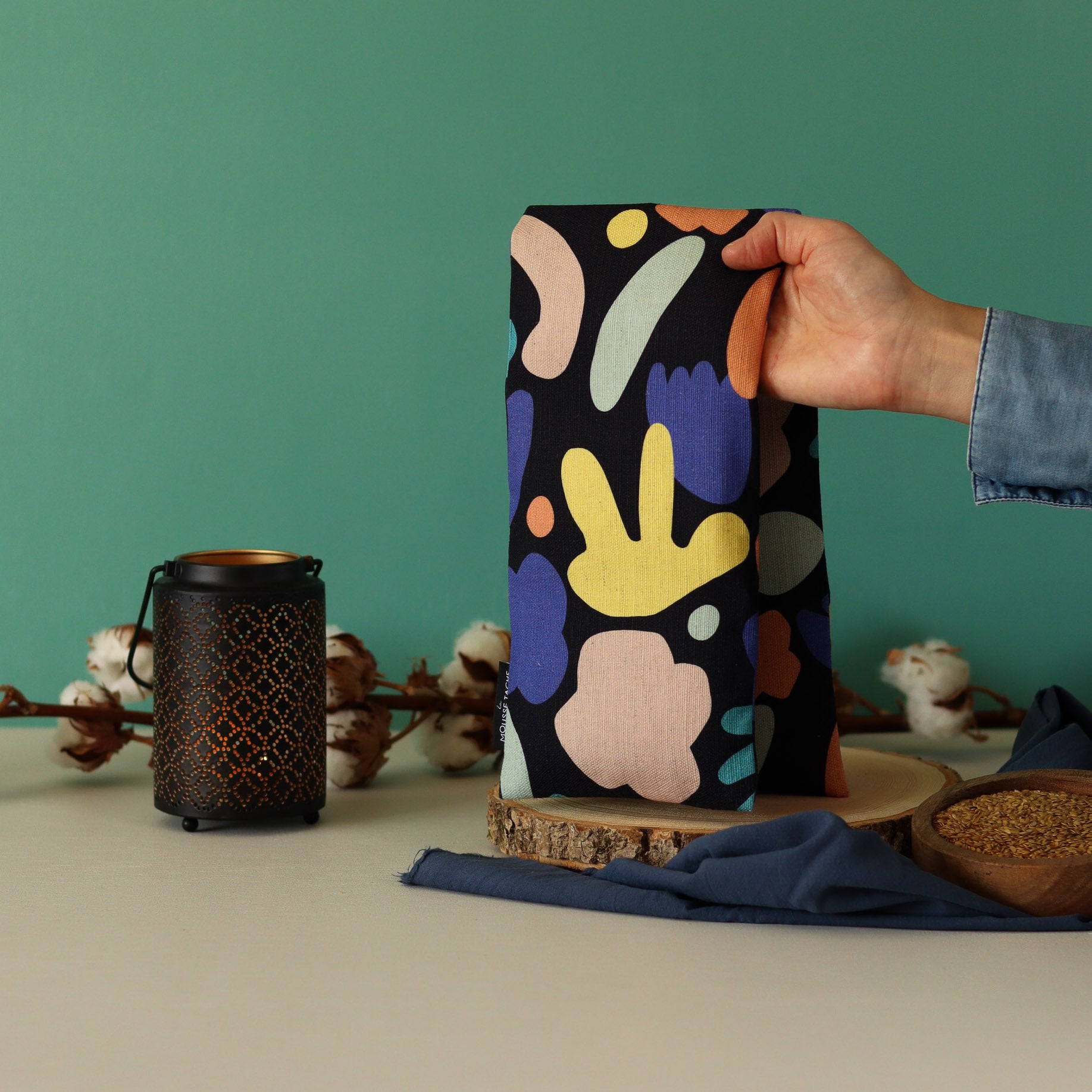 bouillotte sèche micro-ondes aux graines de lin bio, remède de grand-mère naturel pour soulager les petits maux du quotidien, tissu noir à motifs