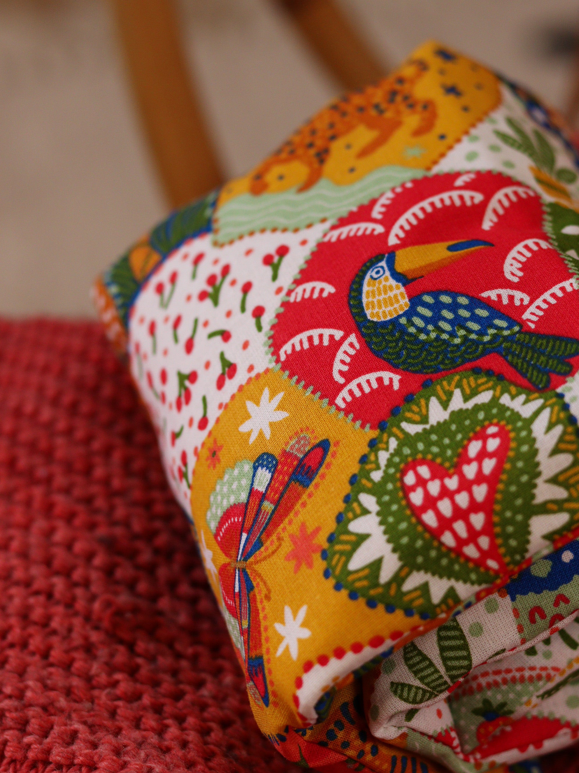 bouillotte sèche micro-ondes aux graines de lin bio, remède de grand-mère naturel pour soulager les petits maux du quotidien, tissu patchwork toucan