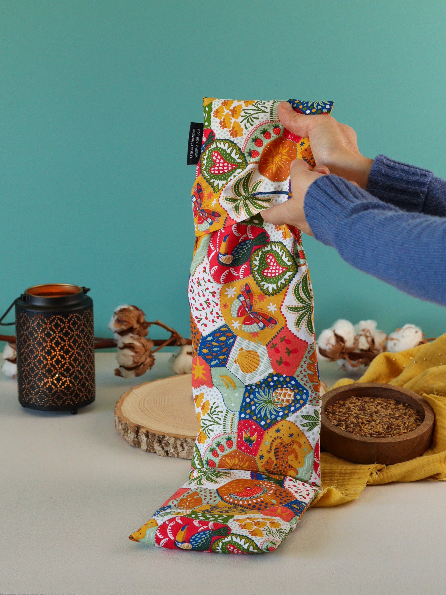 bouillotte sèche micro-ondes aux graines de lin bio, remède de grand-mère naturel pour soulager les petits maux du quotidien, tissu patchwork toucan