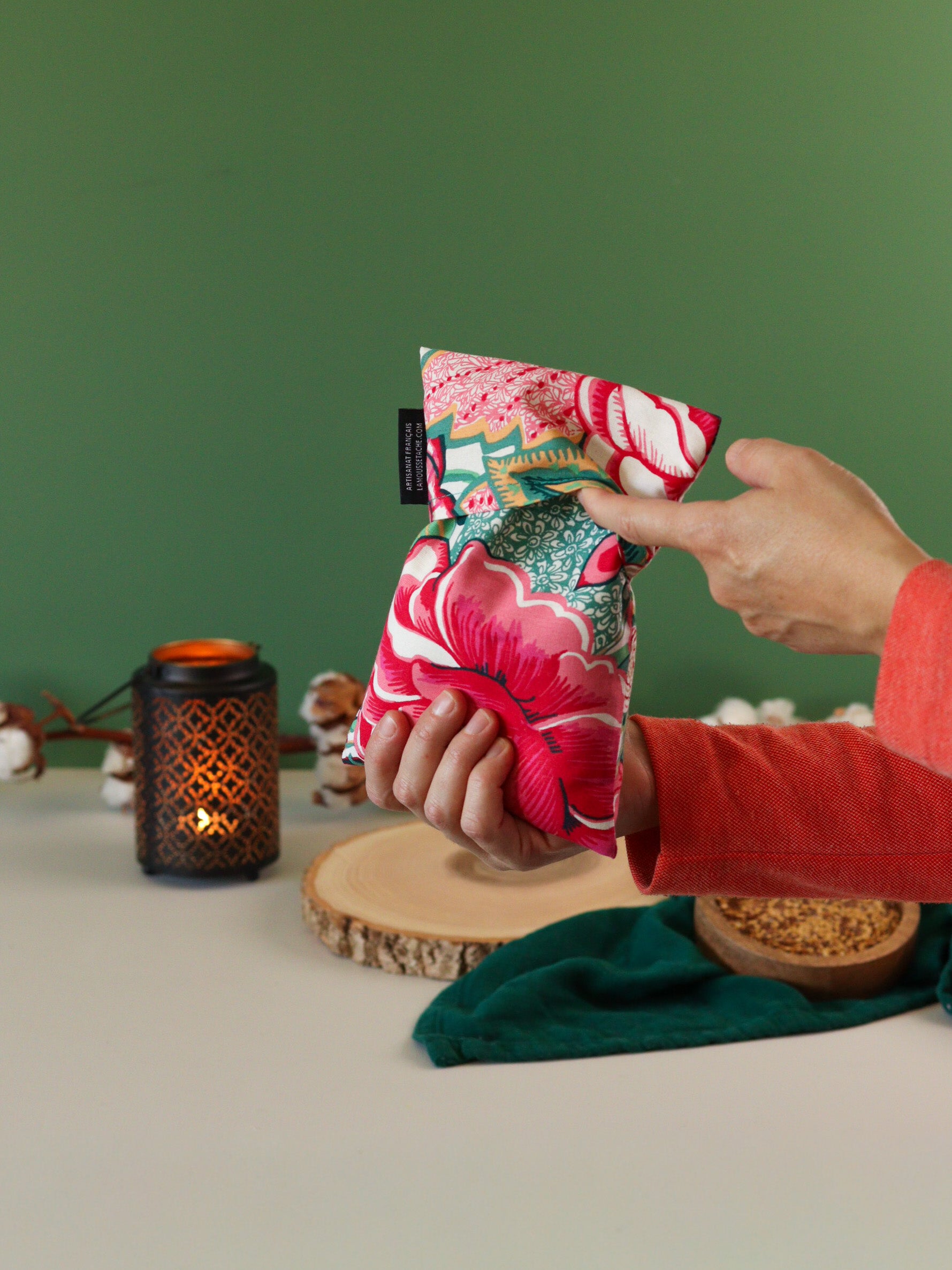 bouillotte naturelle micro-ondes made in France pour réchauffer le lit et les pieds froids, tissu à fleurs coloré, graines de lin bio