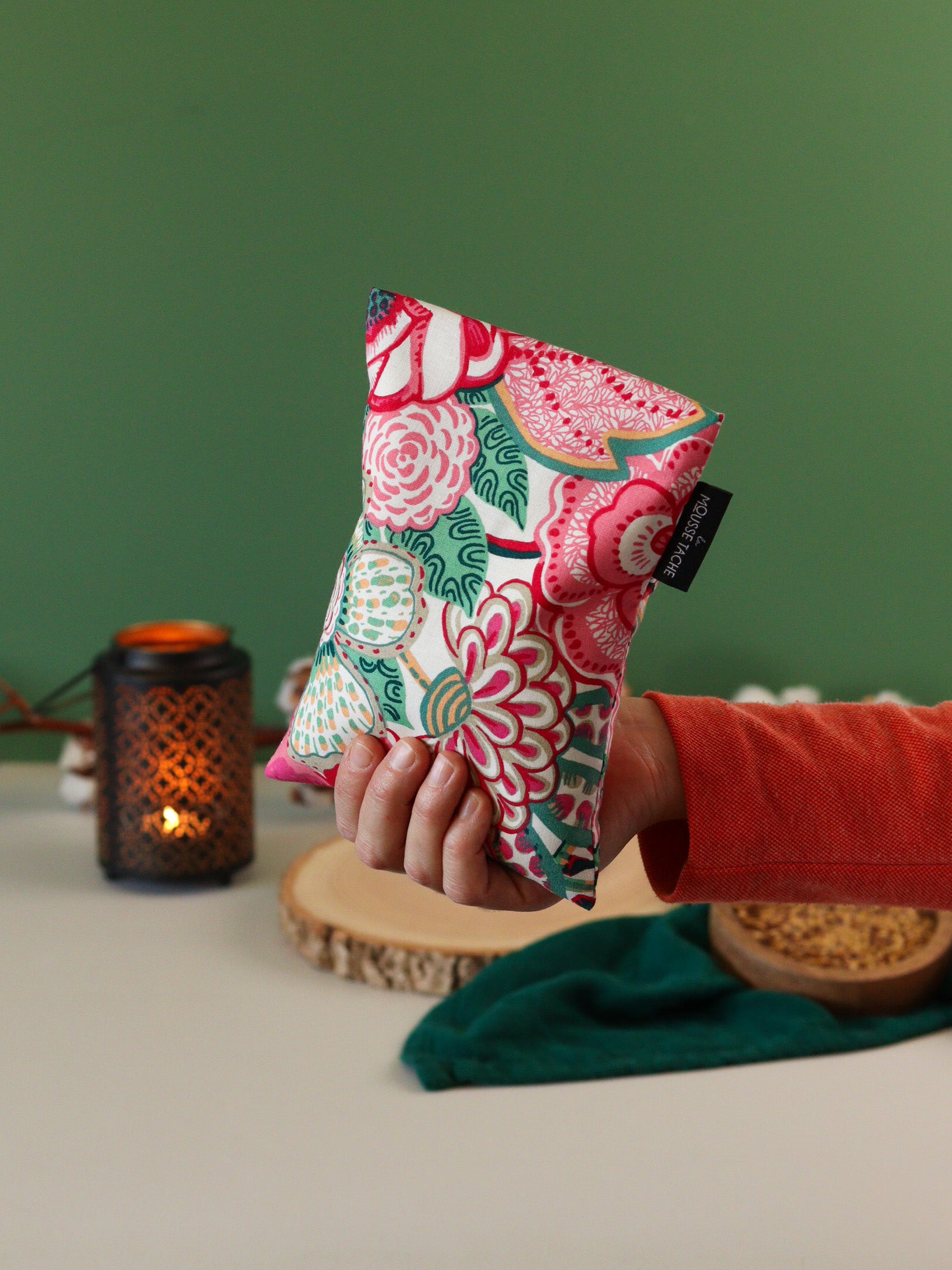 bouillotte naturelle micro-ondes made in France pour réchauffer le lit et les pieds froids, tissu à fleurs coloré, graines de lin bio