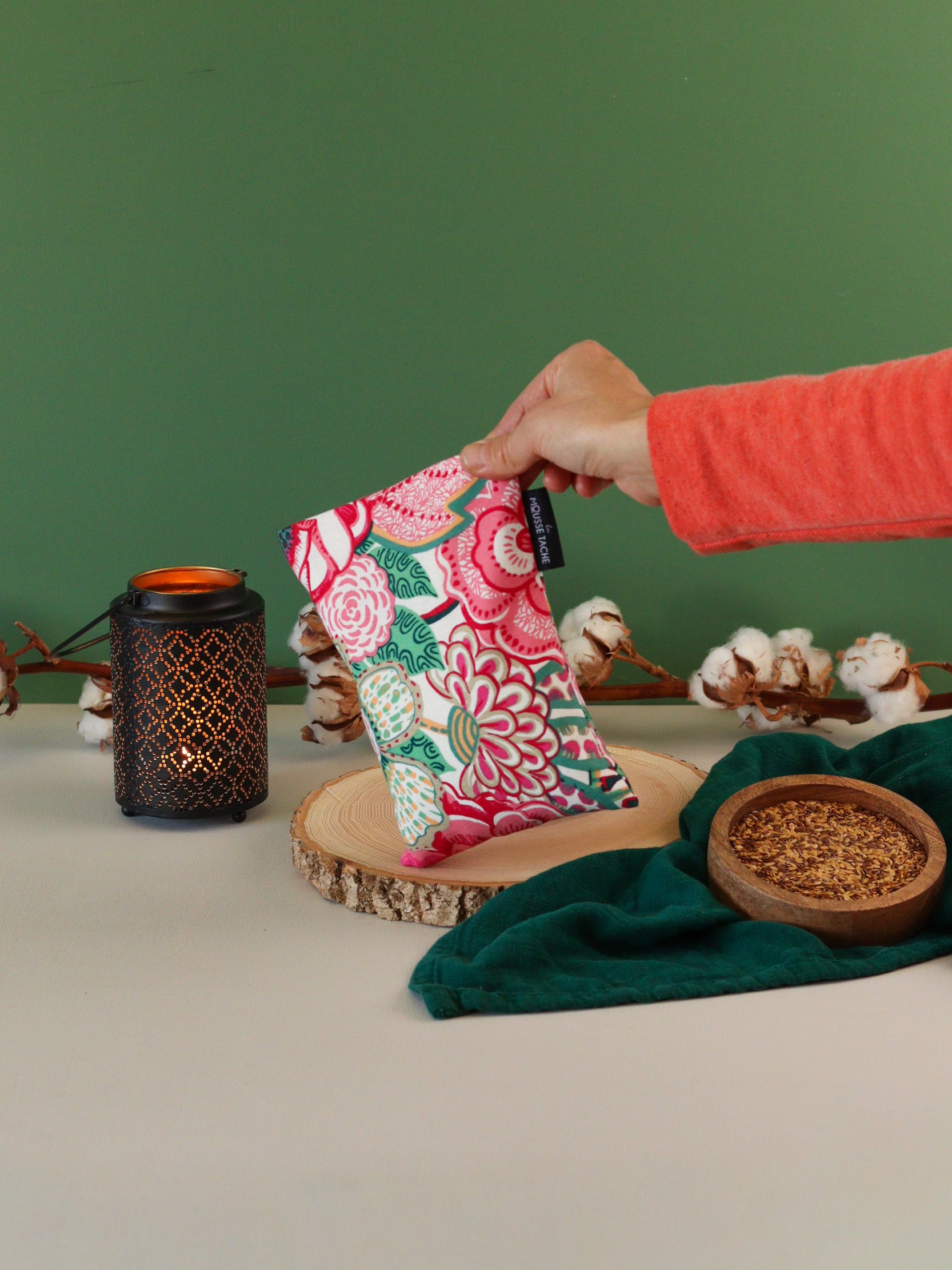 bouillotte naturelle micro-ondes made in France pour réchauffer le lit et les pieds froids, tissu à fleurs coloré, graines de lin bio
