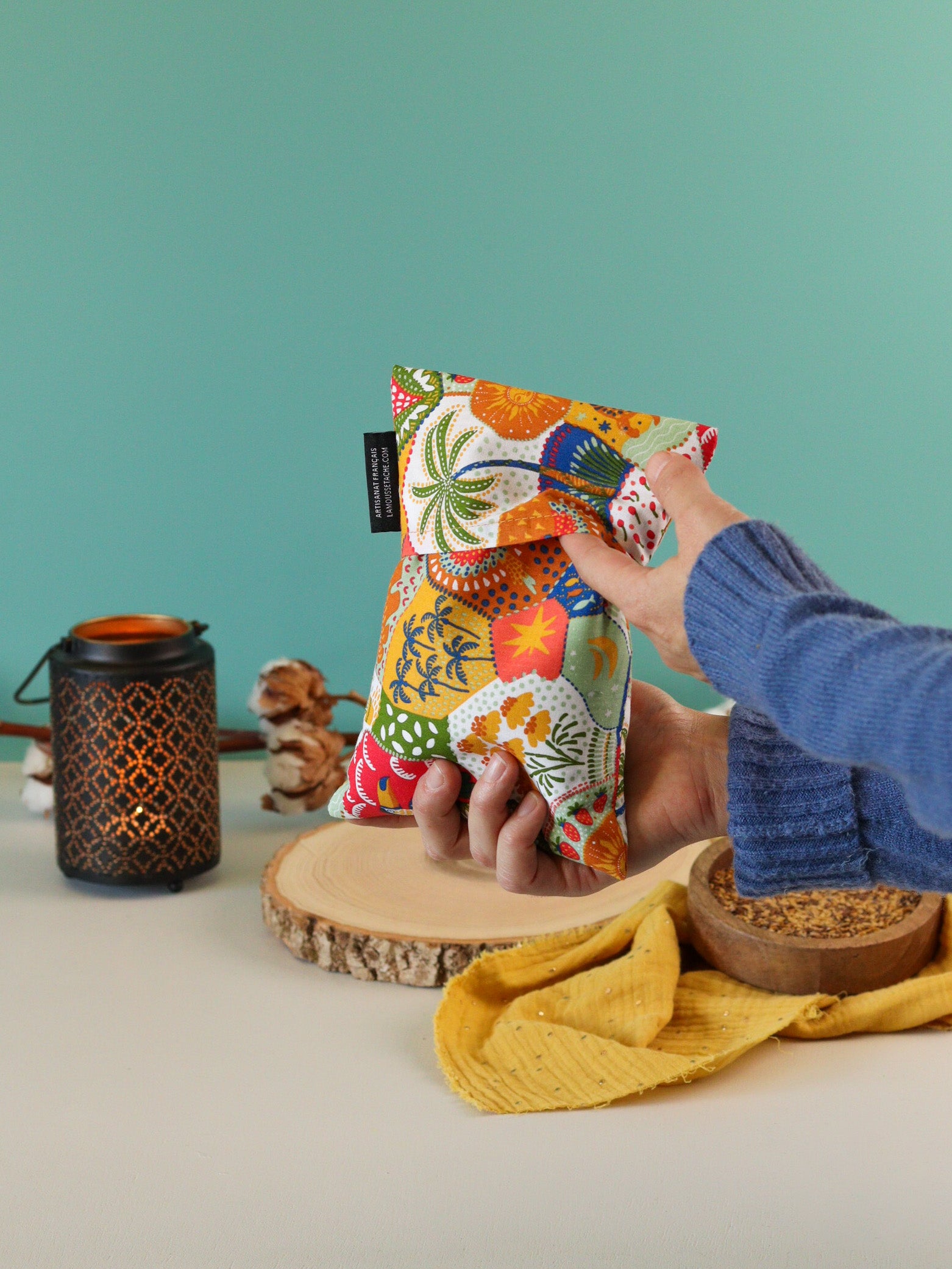bouillotte aux graines de lin bio pour soulager les douleurs musculaires, articulaires ou abdominales, notamment les crampes menstruelles, les maux de dos ou les tensions musculaires. Tissu patchwork. Fabrication française.
