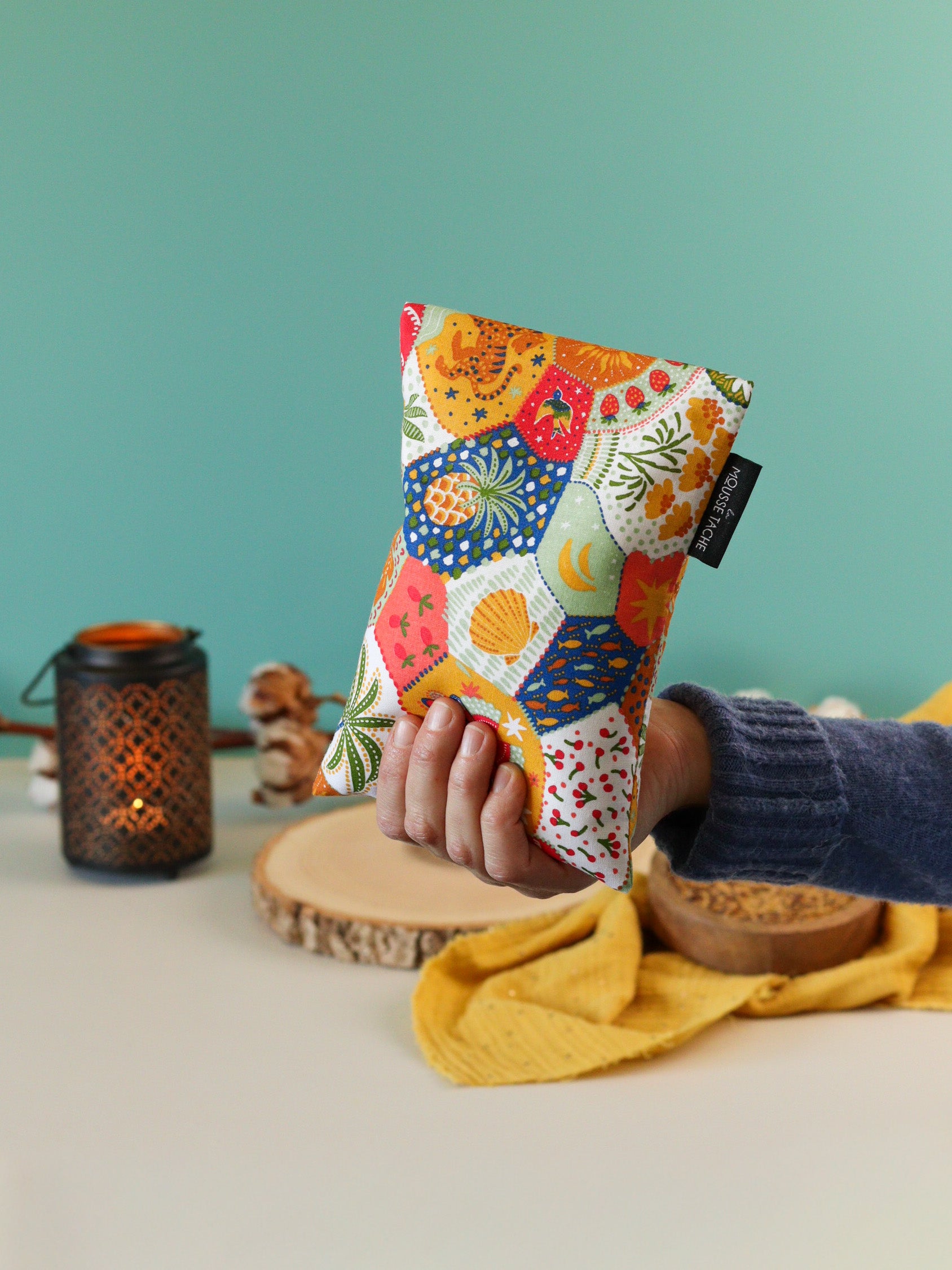 bouillotte aux graines de lin bio pour soulager les douleurs musculaires, articulaires ou abdominales, notamment les crampes menstruelles, les maux de dos ou les tensions musculaires. Tissu patchwork. Fabrication française.