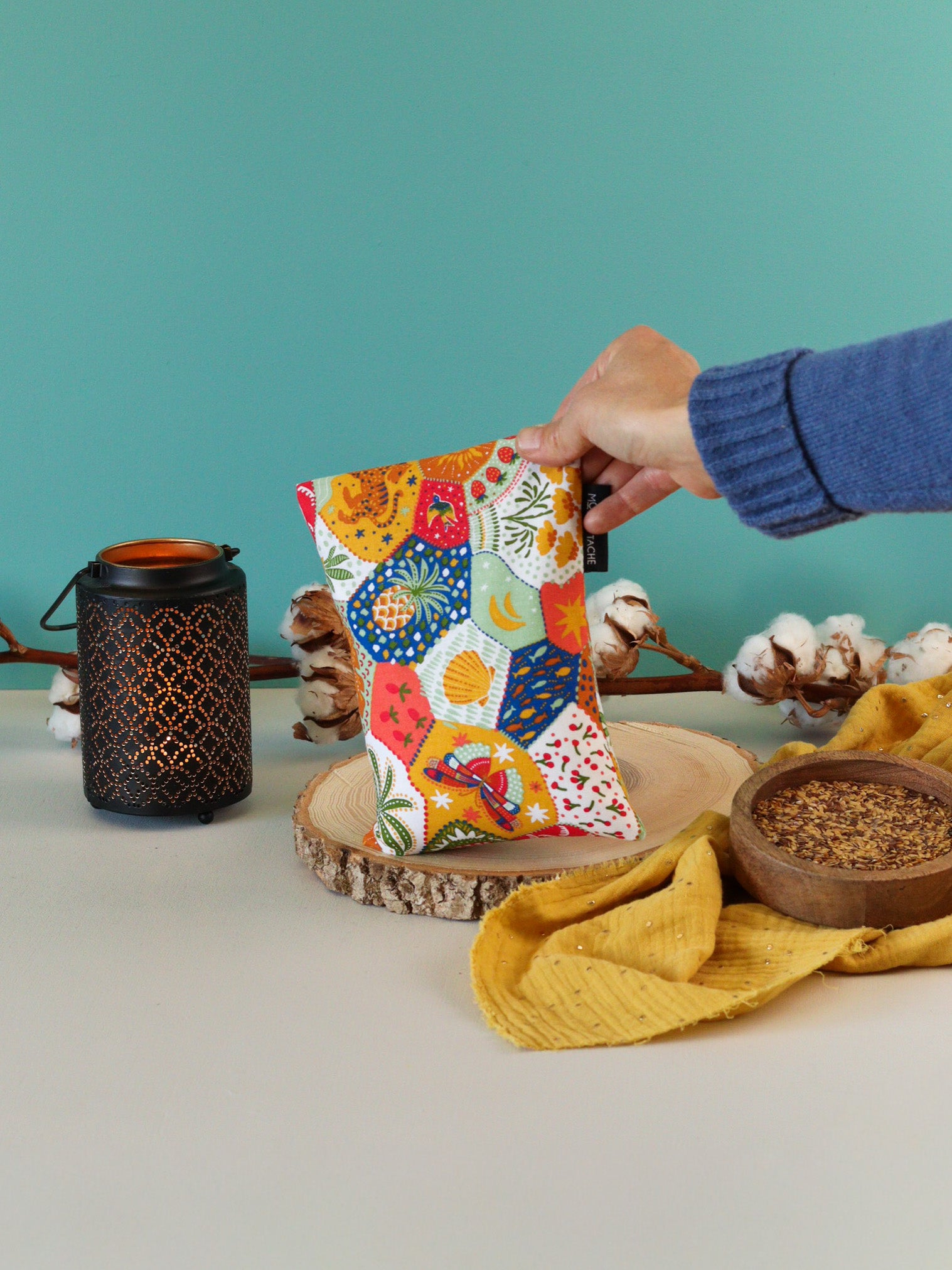 bouillotte aux graines de lin bio pour soulager les douleurs musculaires, articulaires ou abdominales, notamment les crampes menstruelles, les maux de dos ou les tensions musculaires. Tissu patchwork. Fabrication française.