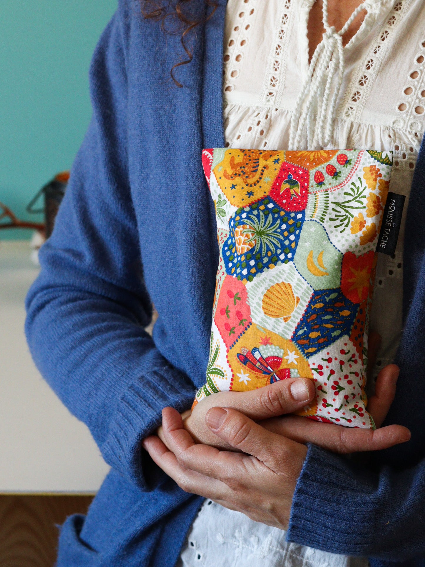 bouillotte aux graines de lin bio pour soulager les douleurs musculaires, articulaires ou abdominales, notamment les crampes menstruelles, les maux de dos ou les tensions musculaires. Tissu patchwork. Fabrication française.