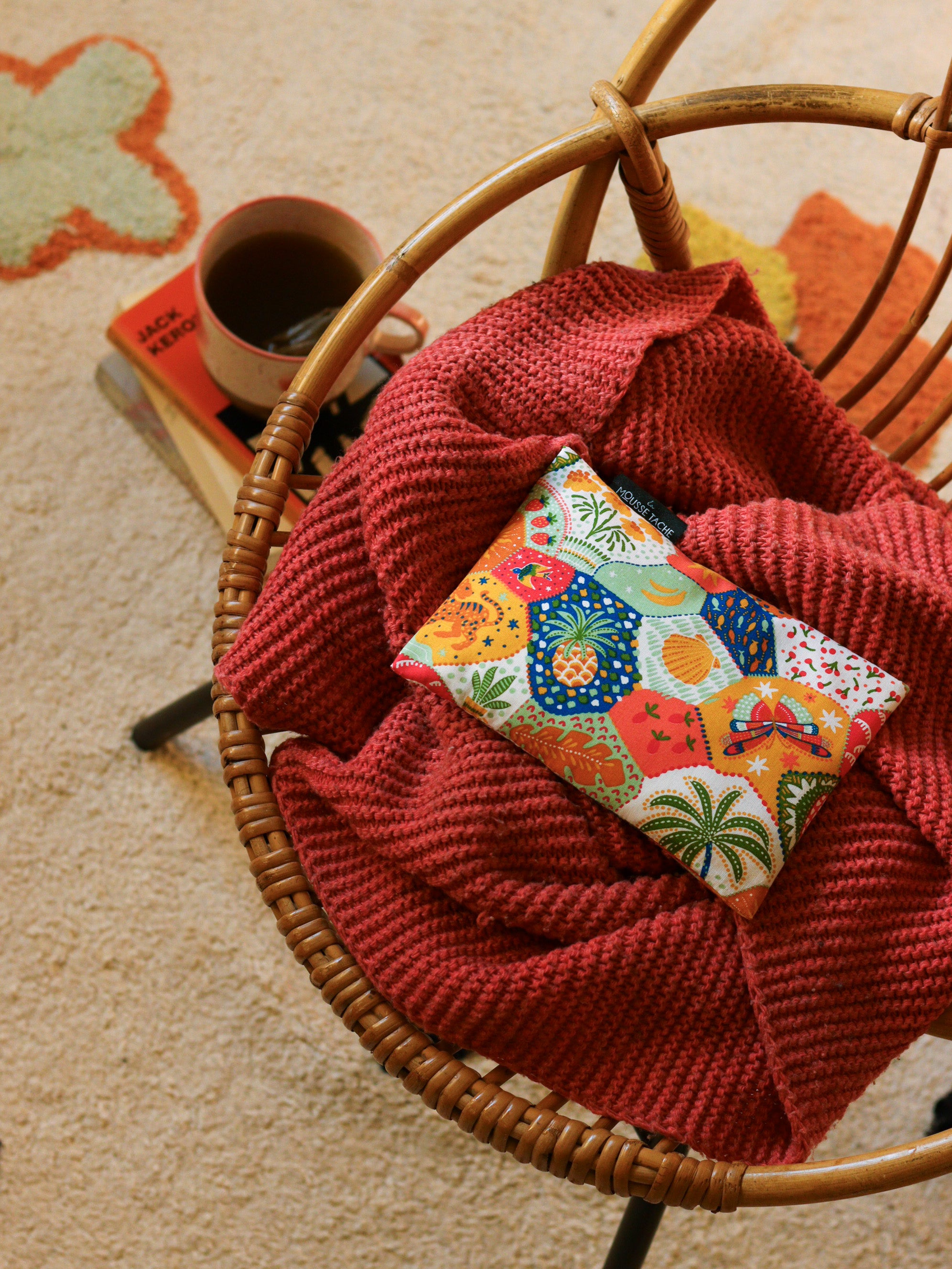 bouillotte aux graines de lin bio pour soulager les douleurs musculaires, articulaires ou abdominales, notamment les crampes menstruelles, les maux de dos ou les tensions musculaires. Tissu patchwork. Fabrication française.