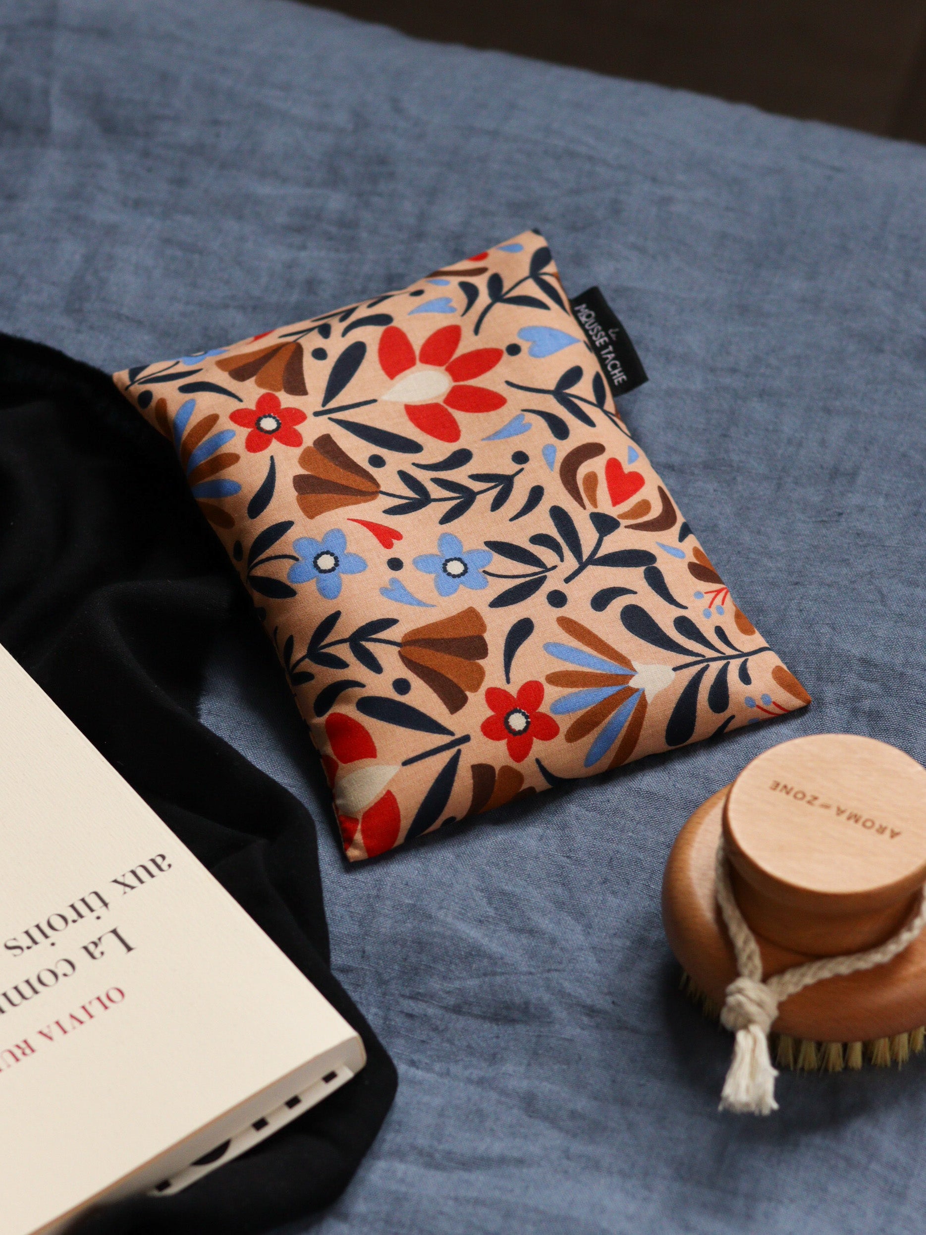 bouillotte naturelle micro-ondes made in France pour réchauffer le lit et les pieds froids, tissu rouge, graines de lin bio