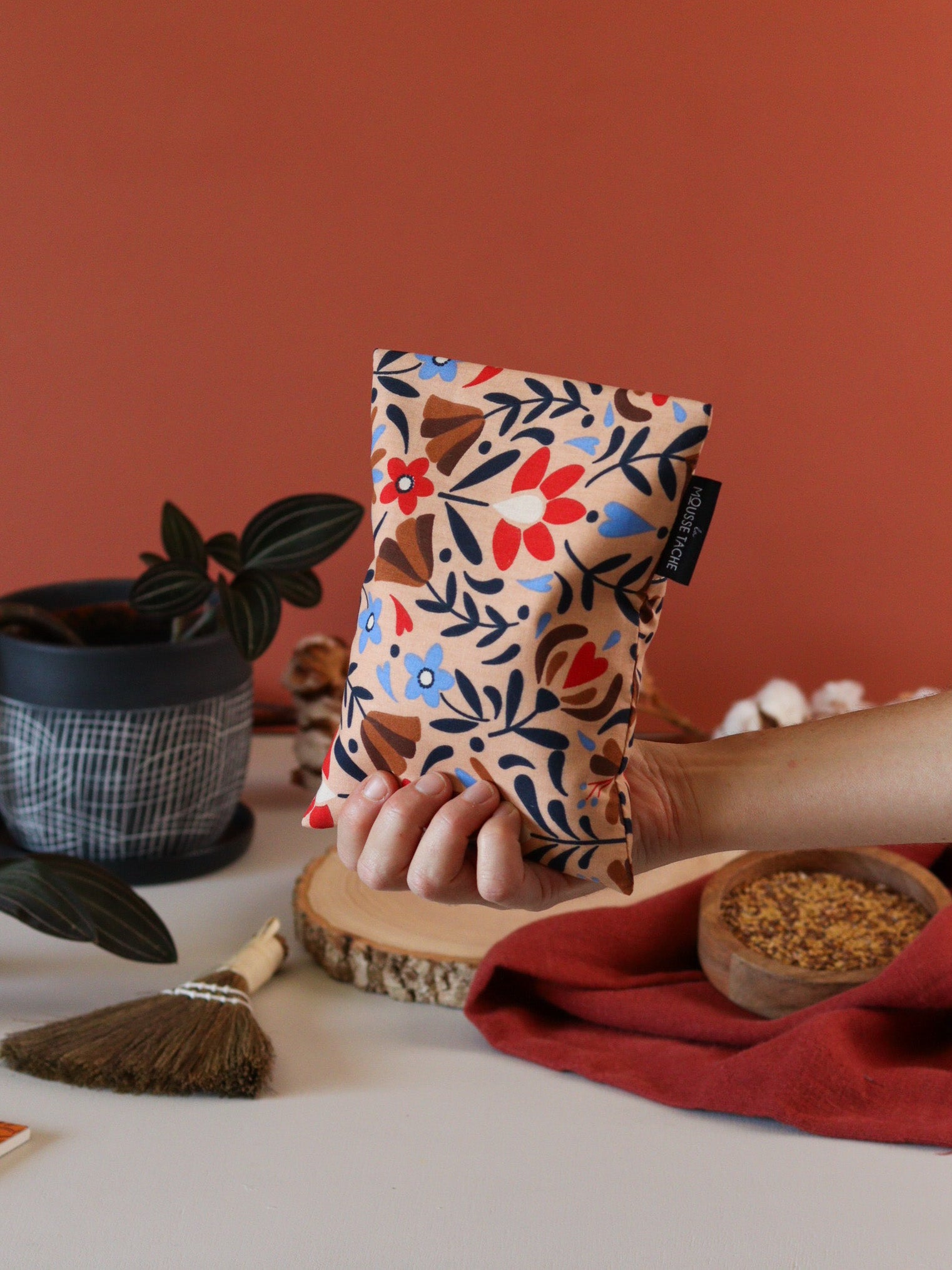 bouillotte naturelle micro-ondes made in France pour réchauffer le lit et les pieds froids, tissu rouge, graines de lin bio