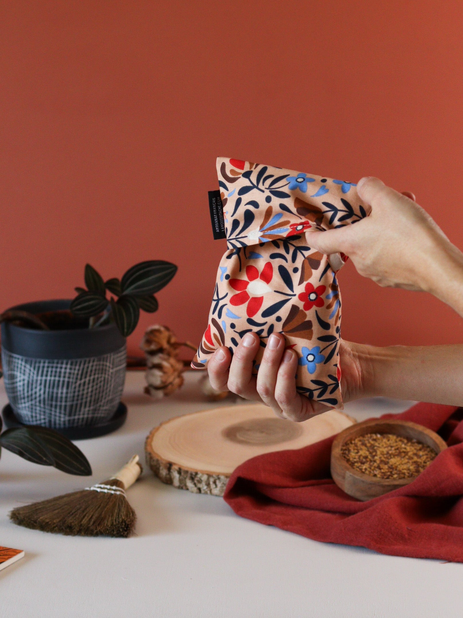 bouillotte naturelle micro-ondes made in France pour réchauffer le lit et les pieds froids, tissu rouge, graines de lin bio
