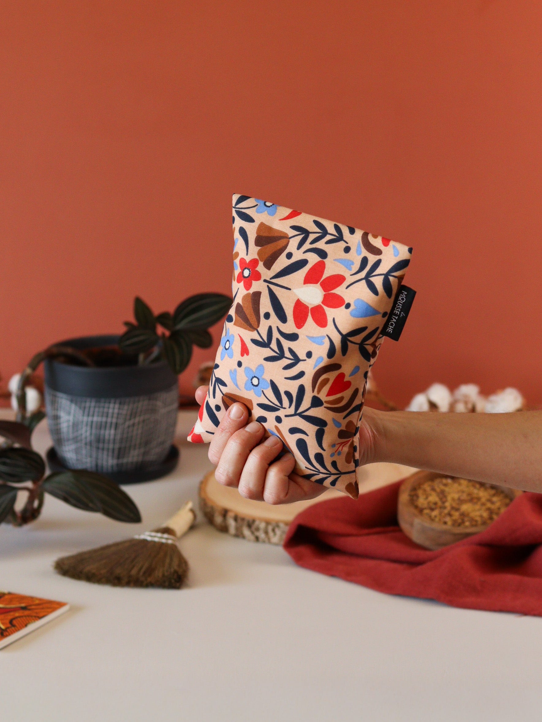 bouillotte naturelle micro-ondes made in France pour réchauffer le lit et les pieds froids, tissu rouge, graines de lin bio