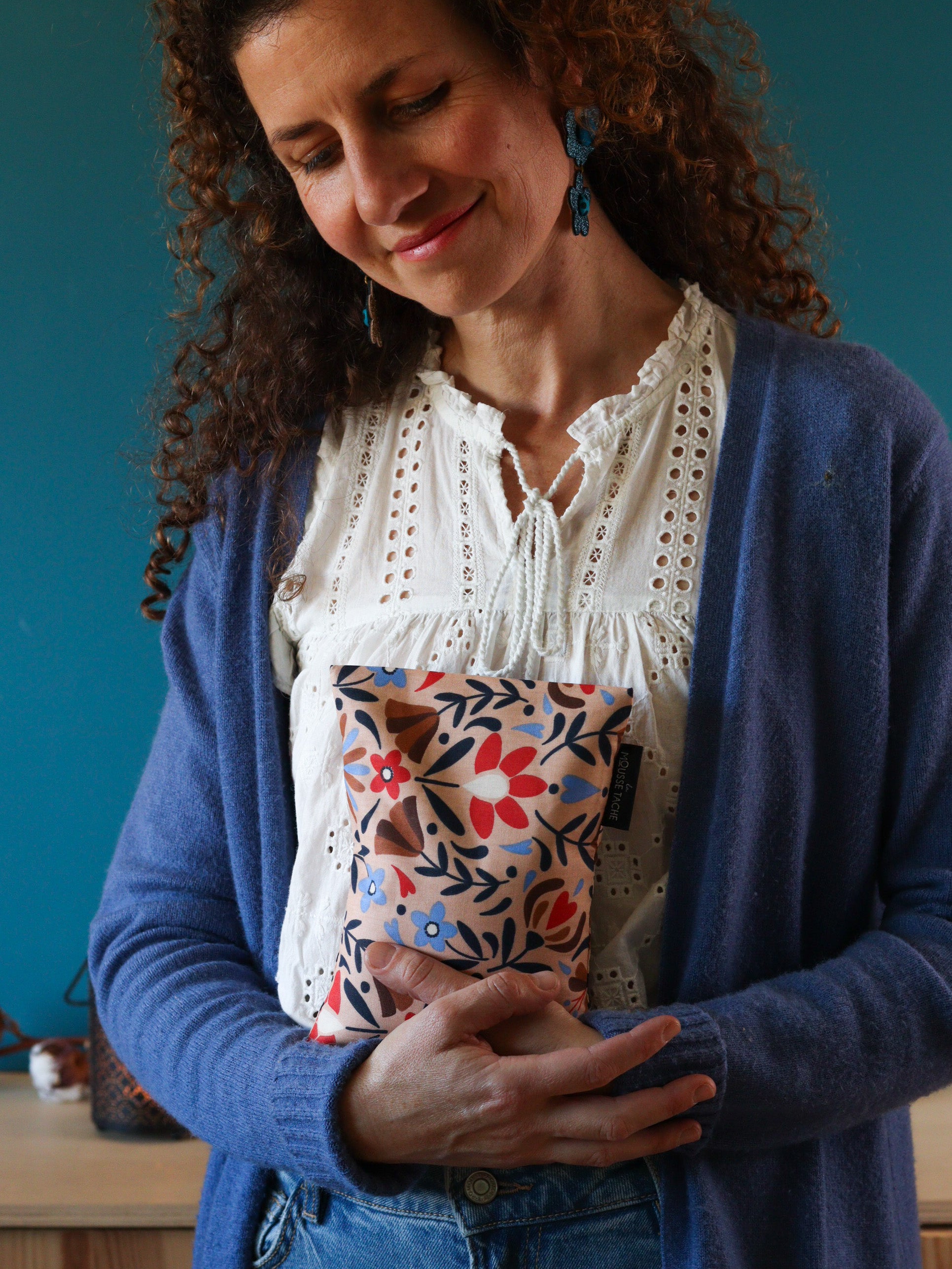 bouillotte naturelle micro-ondes made in France pour réchauffer le lit et les pieds froids, tissu rouge, graines de lin bio