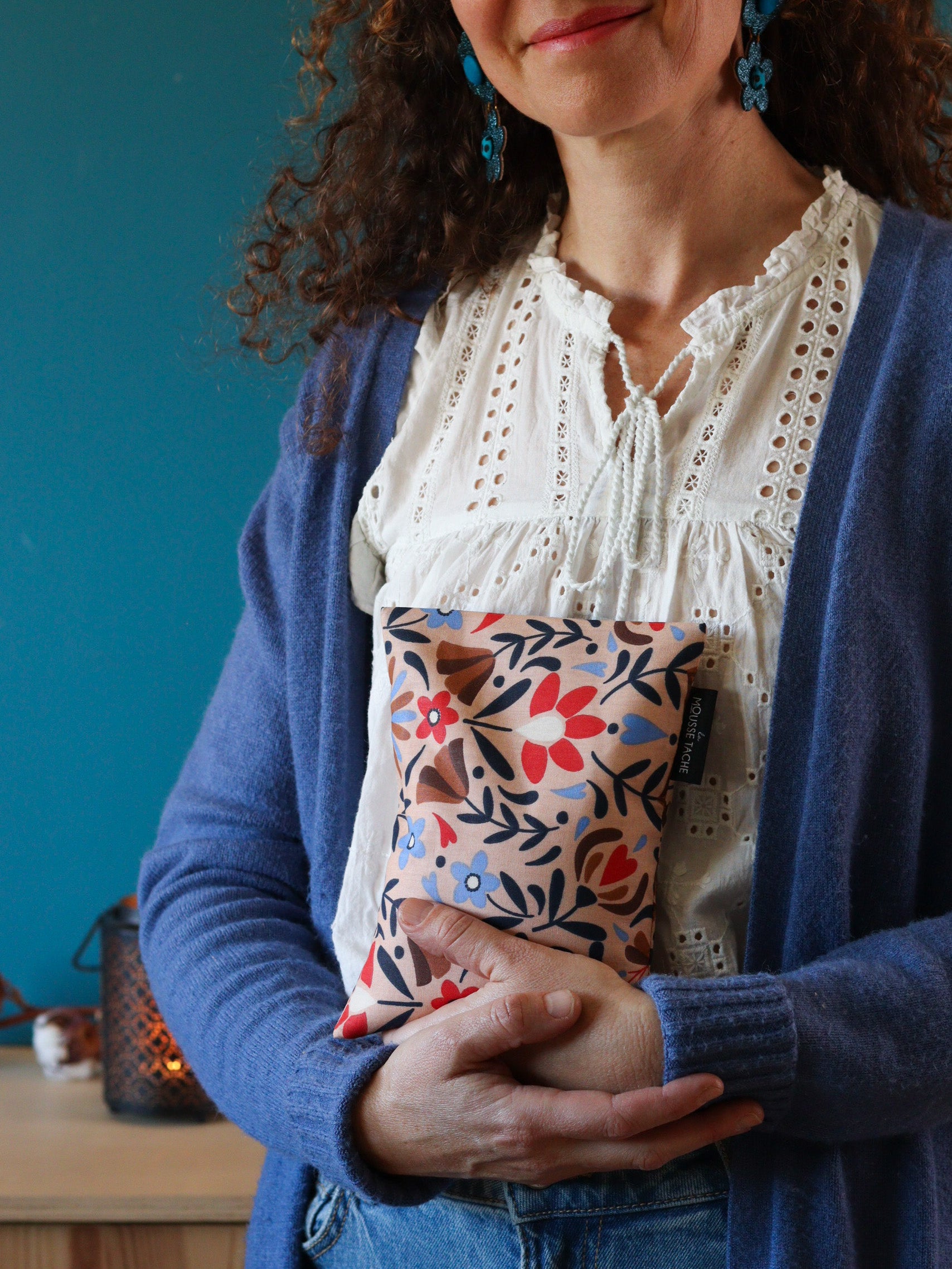 bouillotte naturelle micro-ondes made in France pour réchauffer le lit et les pieds froids, tissu rouge, graines de lin bio