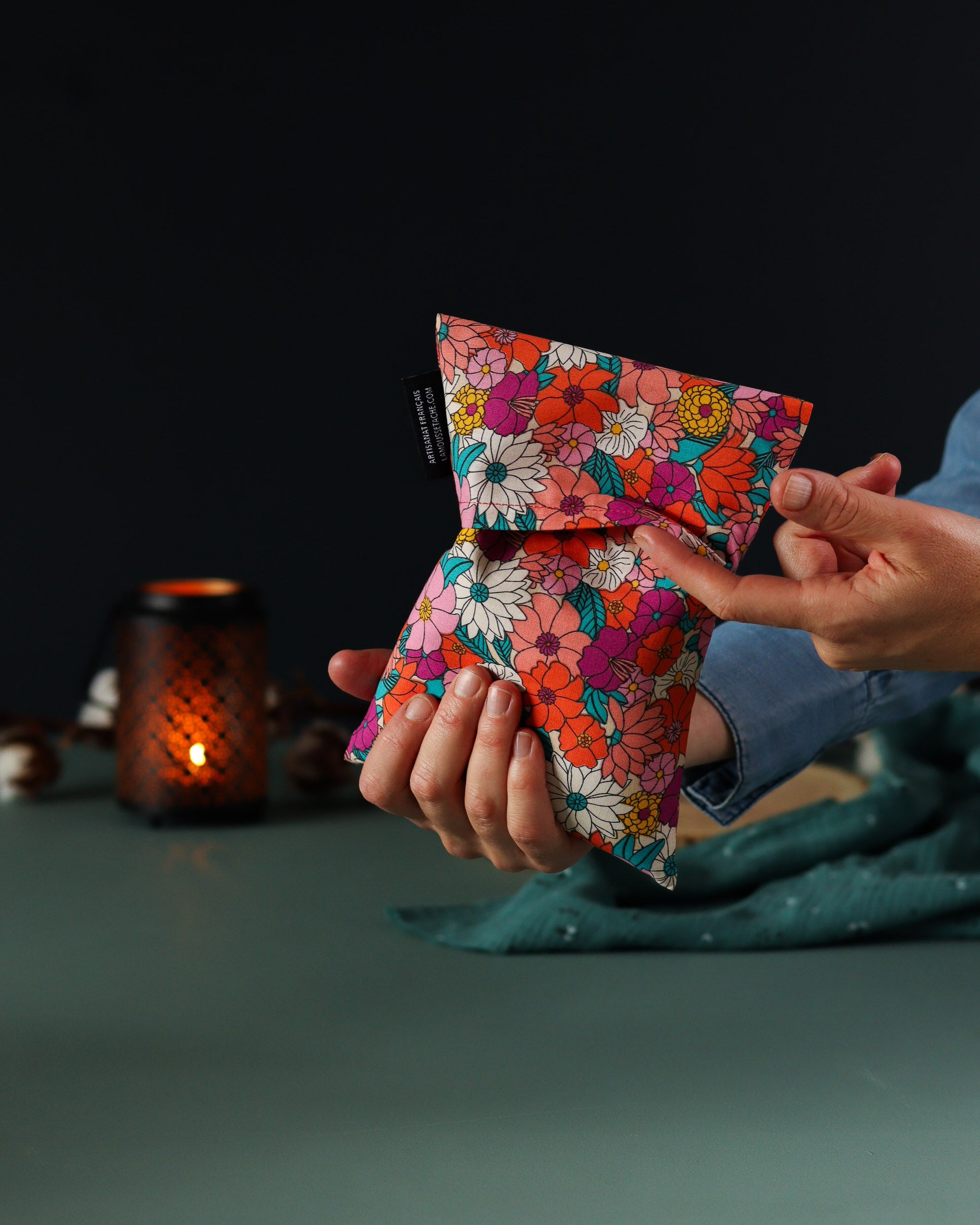 bouillotte naturelle micro-ondes made in France pour réchauffer le lit et les pieds froids, tissu à fleurs coloré, graines de lin bio