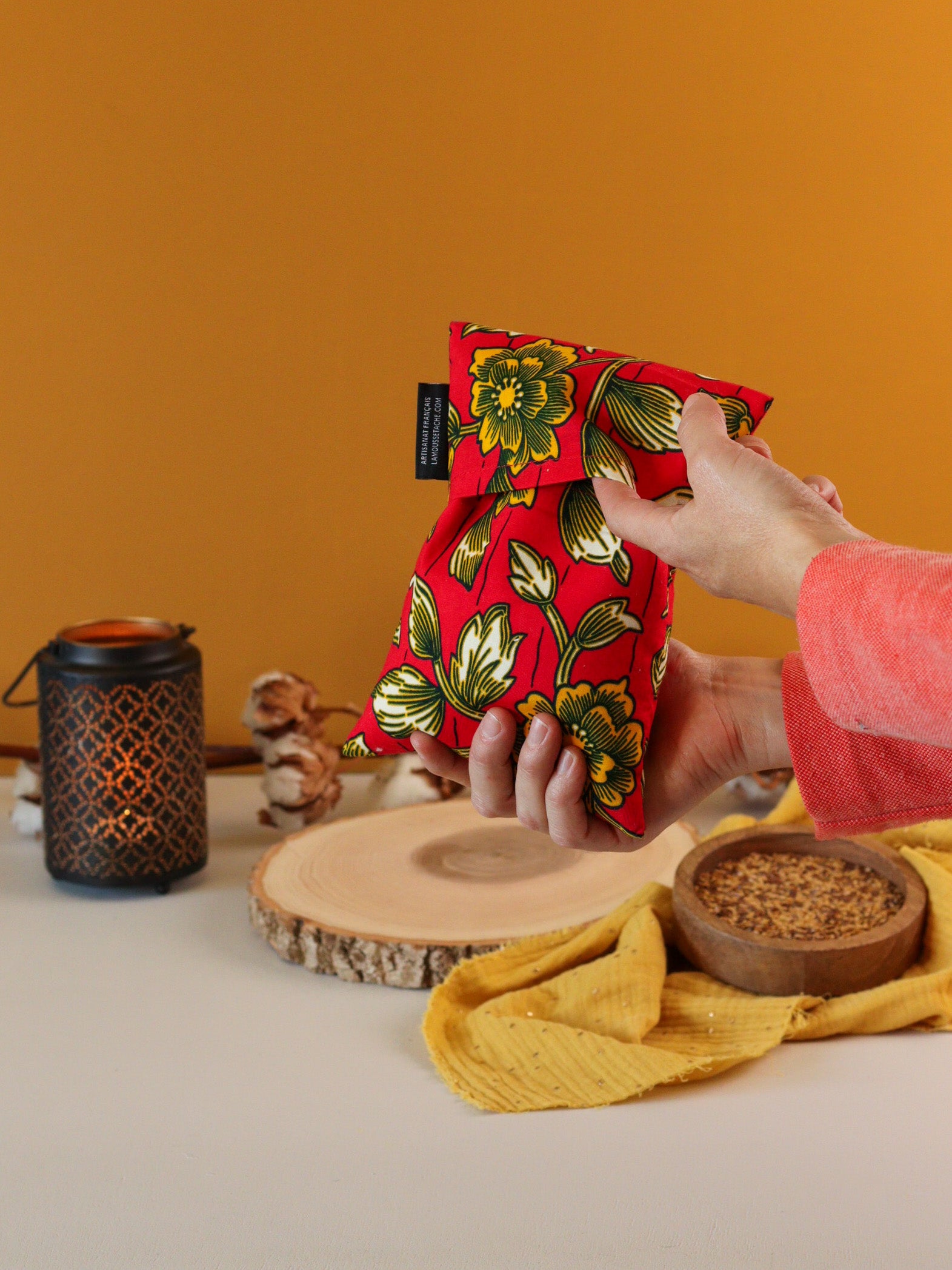 bouillotte aux graines de lin bio pour soulager les douleurs musculaires, articulaires ou abdominales, fabrication française, tissu africain coloré