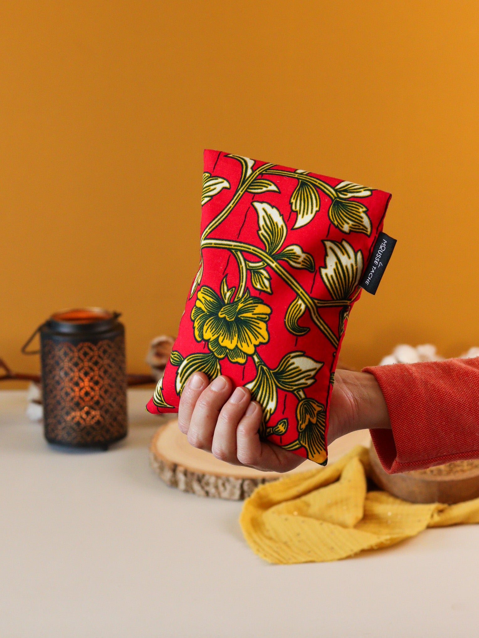 bouillotte aux graines de lin bio pour soulager les douleurs musculaires, articulaires ou abdominales, fabrication française, tissu africain coloré