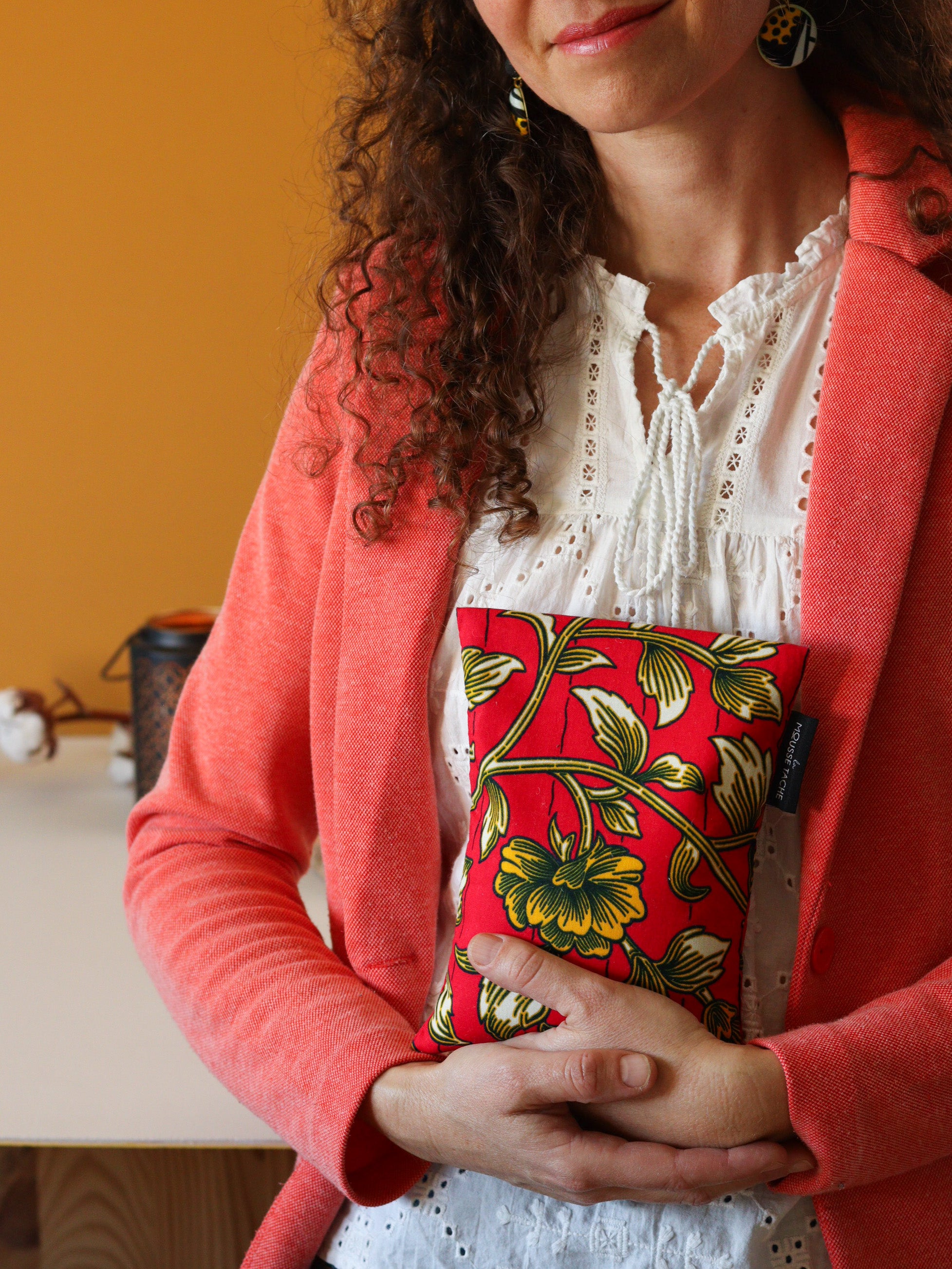 bouillotte aux graines de lin bio pour soulager les douleurs musculaires, articulaires ou abdominales, fabrication française, tissu africain coloré