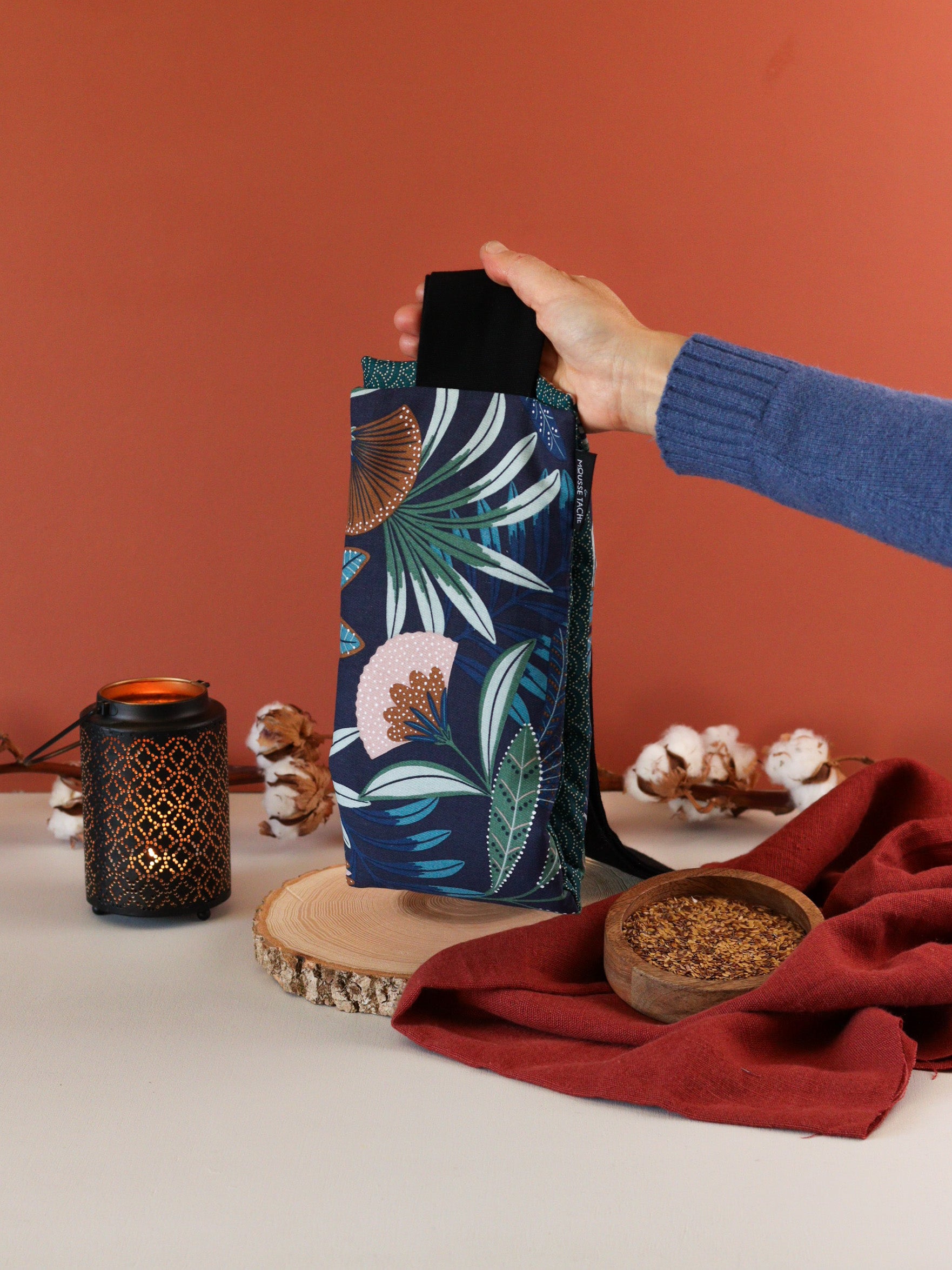 ceinture chauffante aux graines de lin bio pour soulager les maux d'estomac, les ballonnements et l'indigestion, fabrication française, tissu bleu nuit