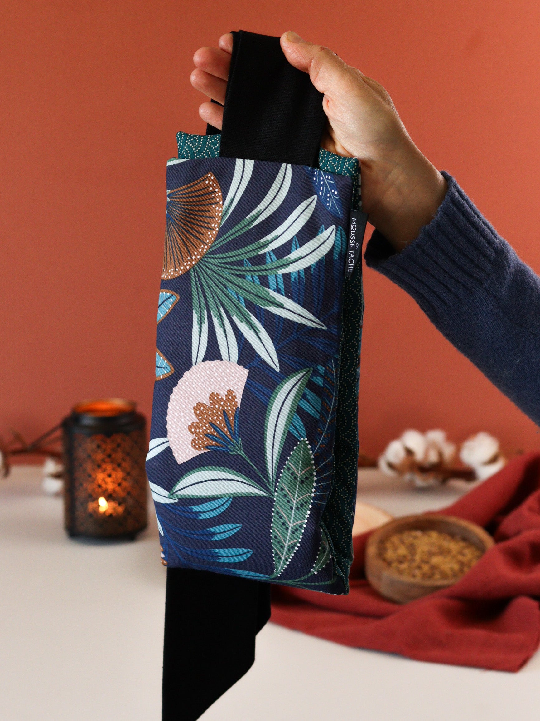 ceinture chauffante aux graines de lin bio pour soulager les maux d'estomac, les ballonnements et l'indigestion, fabrication française, tissu bleu nuit