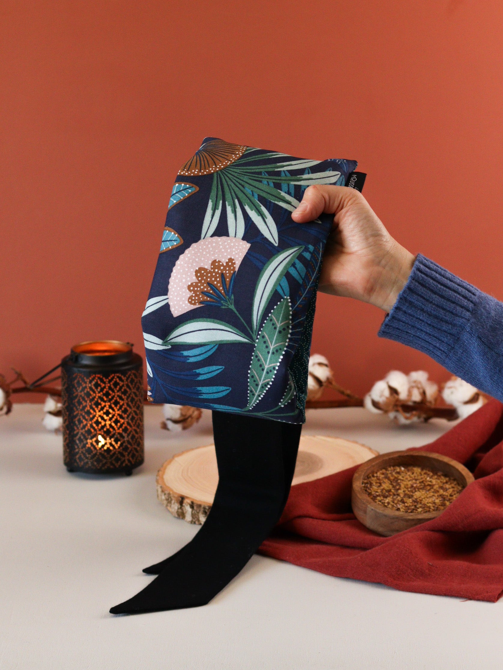 ceinture chauffante aux graines de lin bio pour soulager les maux d'estomac, les ballonnements et l'indigestion, fabrication française, tissu bleu nuit