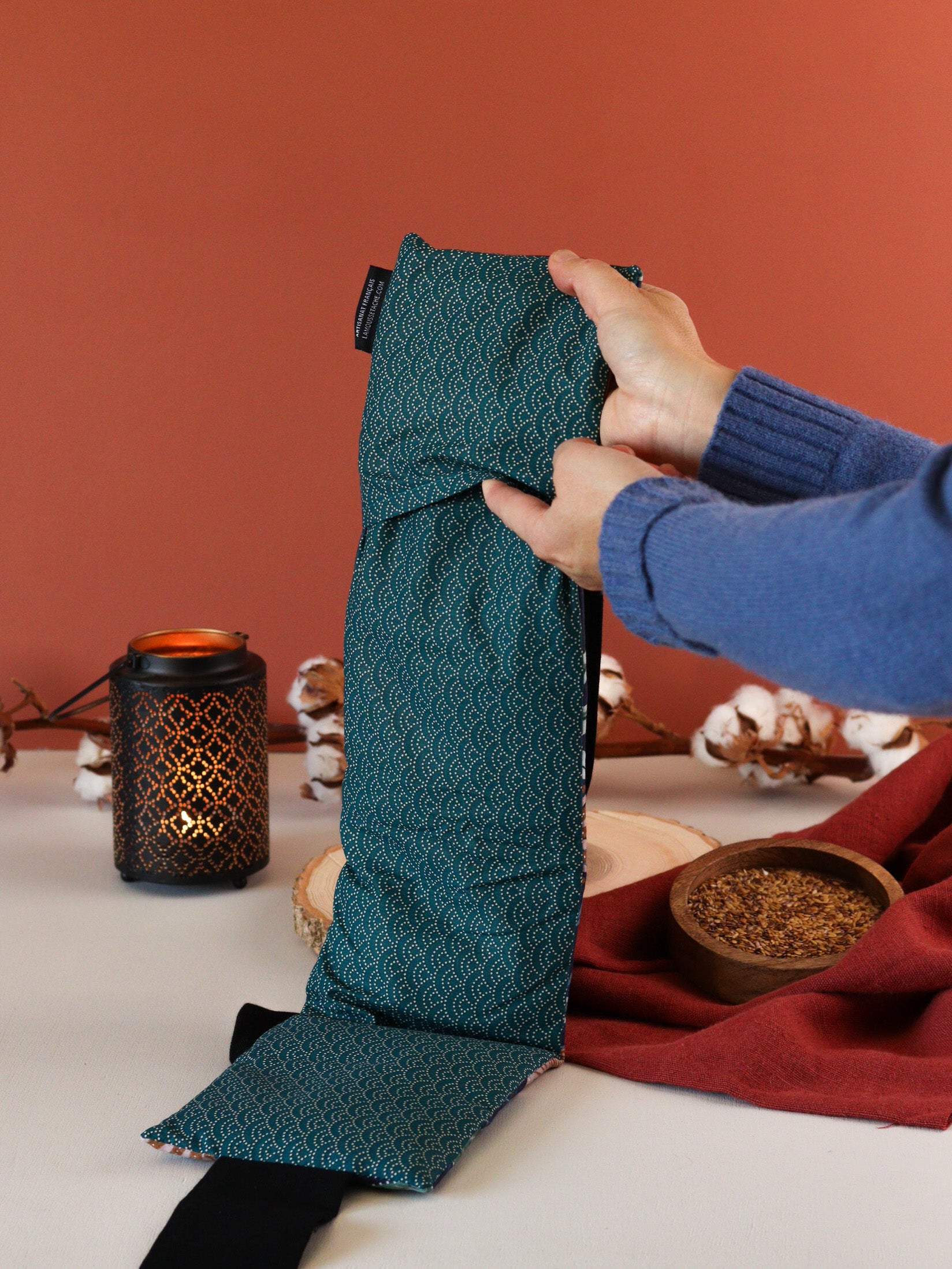 ceinture chauffante aux graines de lin bio pour soulager les maux d'estomac, les ballonnements et l'indigestion, fabrication française, tissu bleu nuit