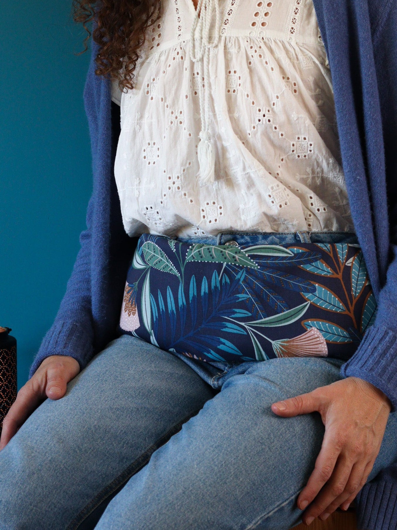 ceinture chauffante aux graines de lin bio pour soulager les maux d'estomac, les ballonnements et l'indigestion, fabrication française, tissu bleu nuit palmier