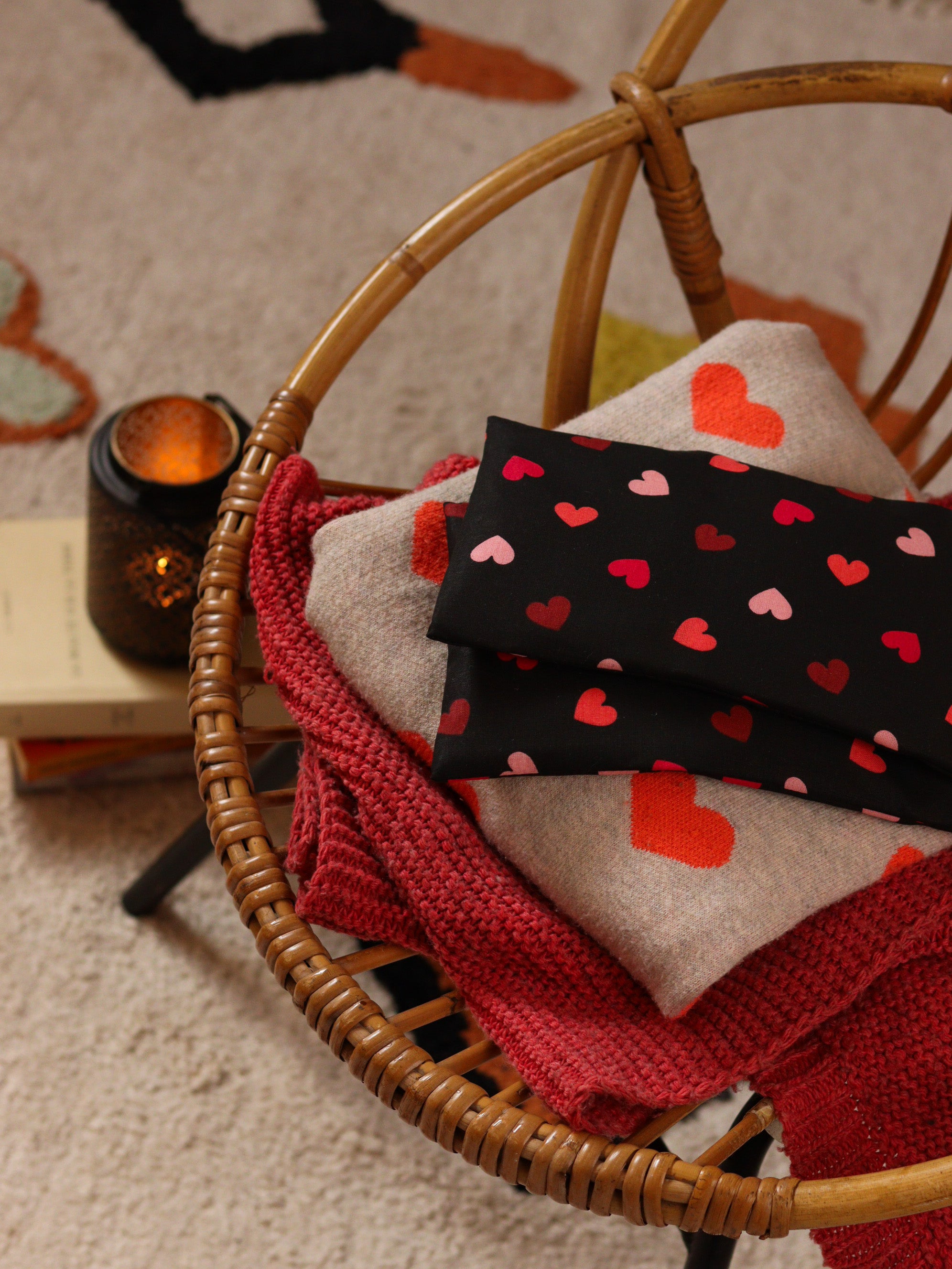 bouillotte longue aux graines de lin bio pour se détendre, apaiser l'esprit et réduire l'anxiété, joli tissu noir avec des cœurs, fabrication française