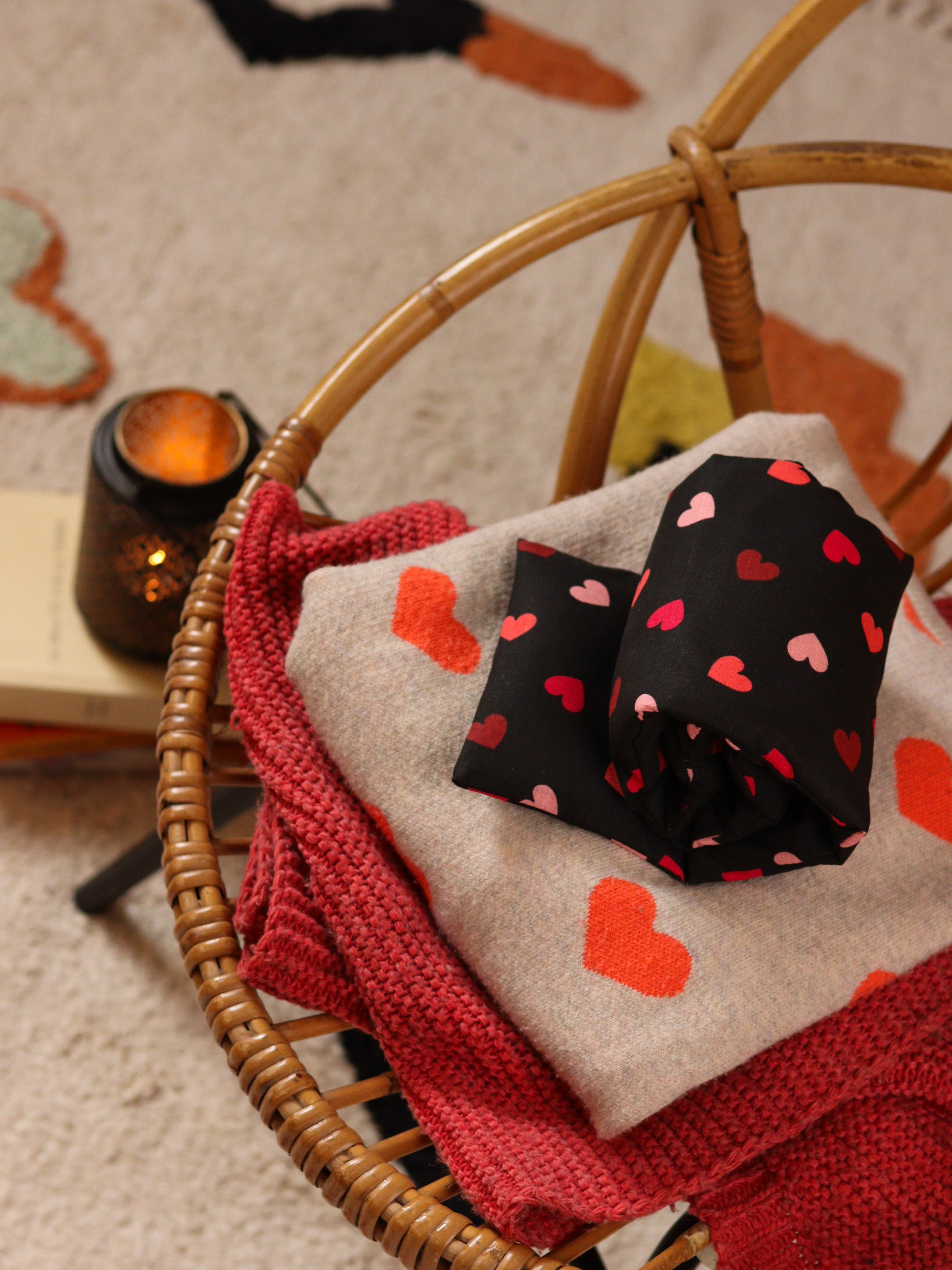 bouillotte longue aux graines de lin bio pour se détendre, apaiser l'esprit et réduire l'anxiété, joli tissu noir avec des cœurs, fabrication française