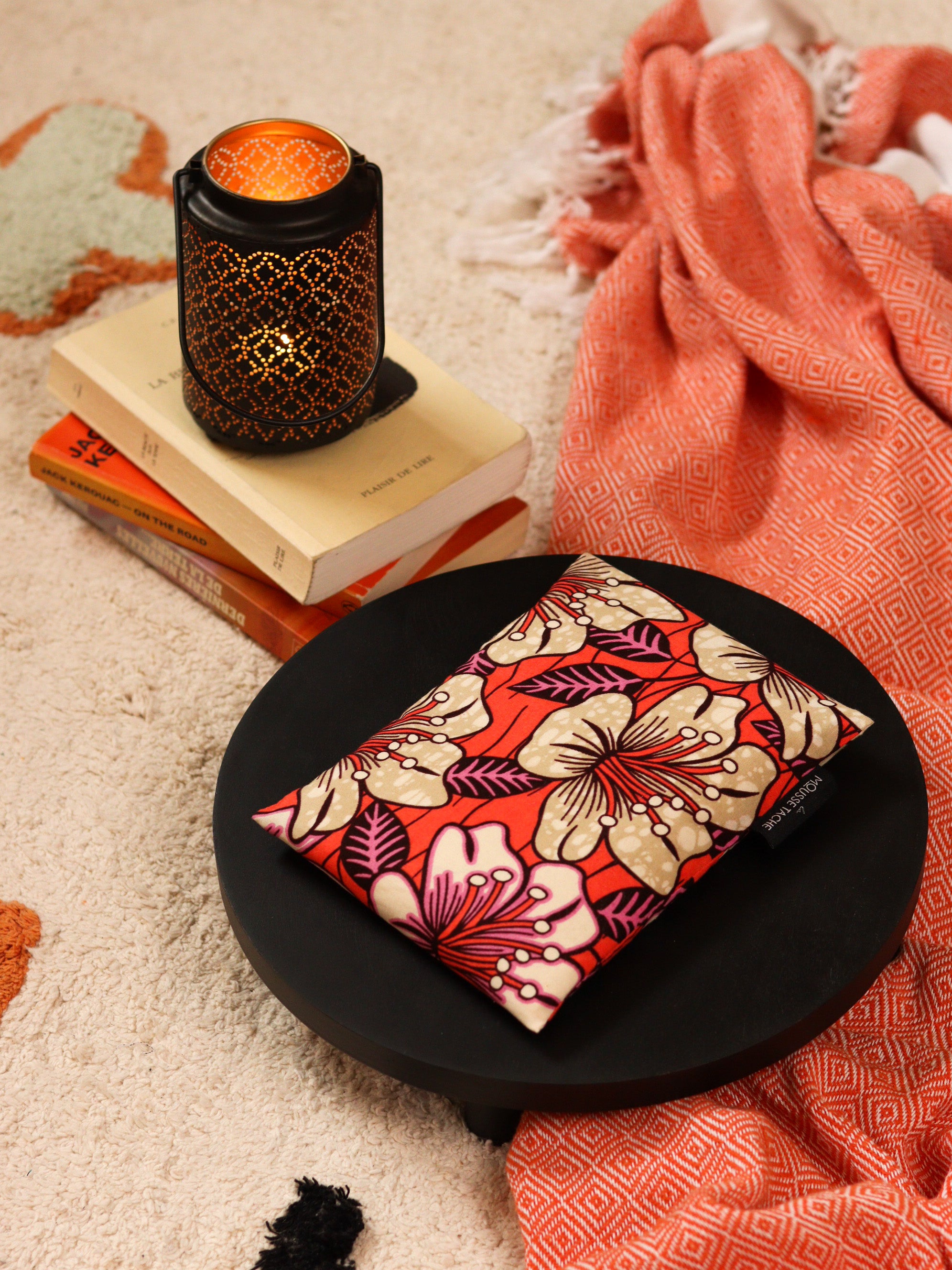 bouillotte seche aux graines de lin bio écoresponsable, déhoussable, à chauffer au micro-ondes, pour soulager ventre, dos, pieds, cadeau utile, wax orange fleurs