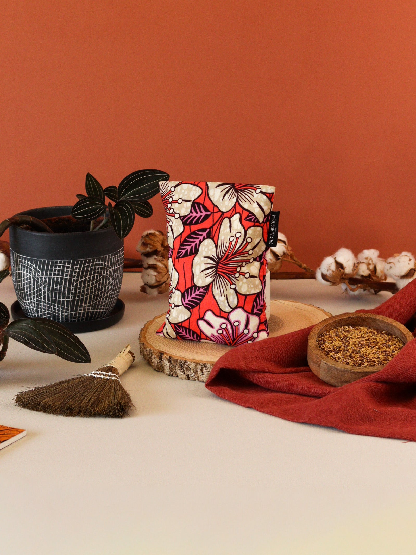 bouillotte seche aux graines de lin bio écoresponsable, déhoussable, à chauffer au micro-ondes, pour soulager ventre, dos, pieds, cadeau utile, wax orange fleurs