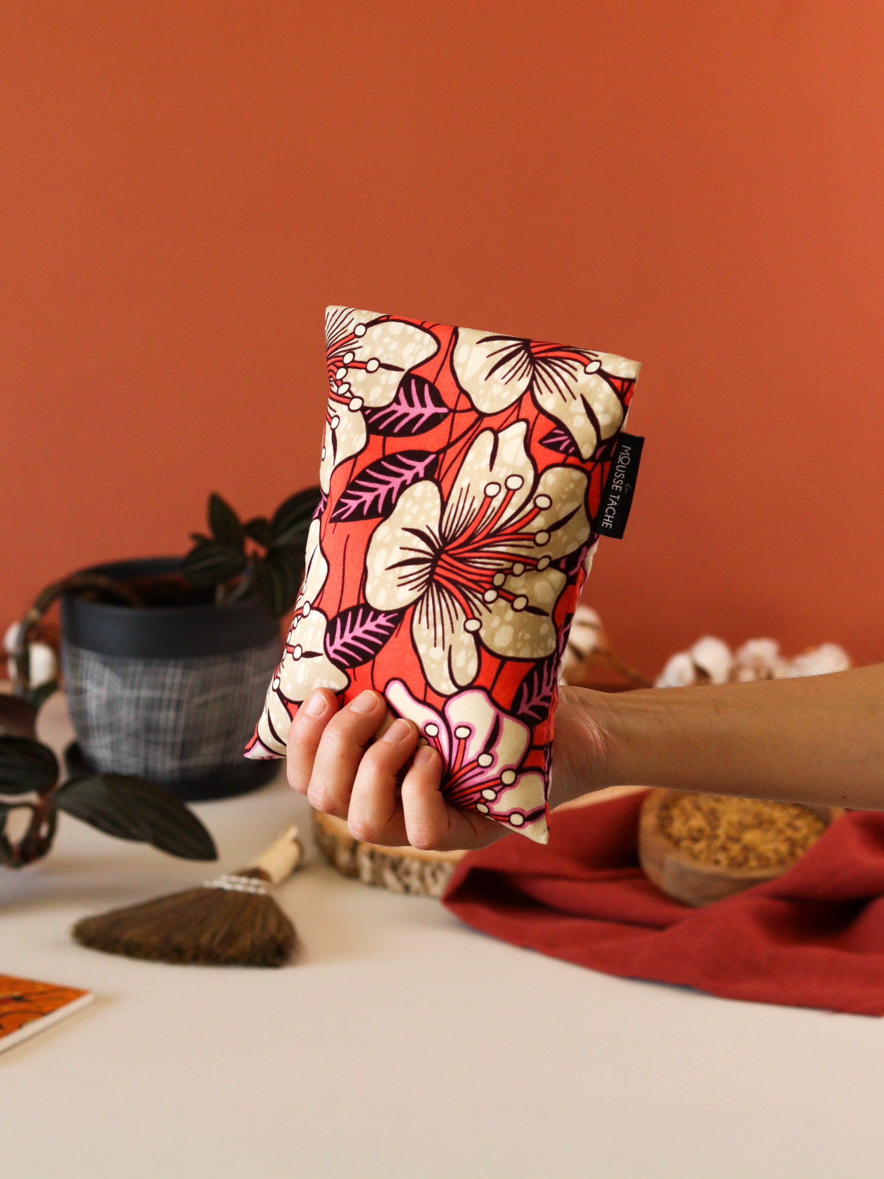 bouillotte seche aux graines de lin bio écoresponsable, déhoussable, à chauffer au micro-ondes, pour soulager ventre, dos, pieds, cadeau utile, wax orange fleurs