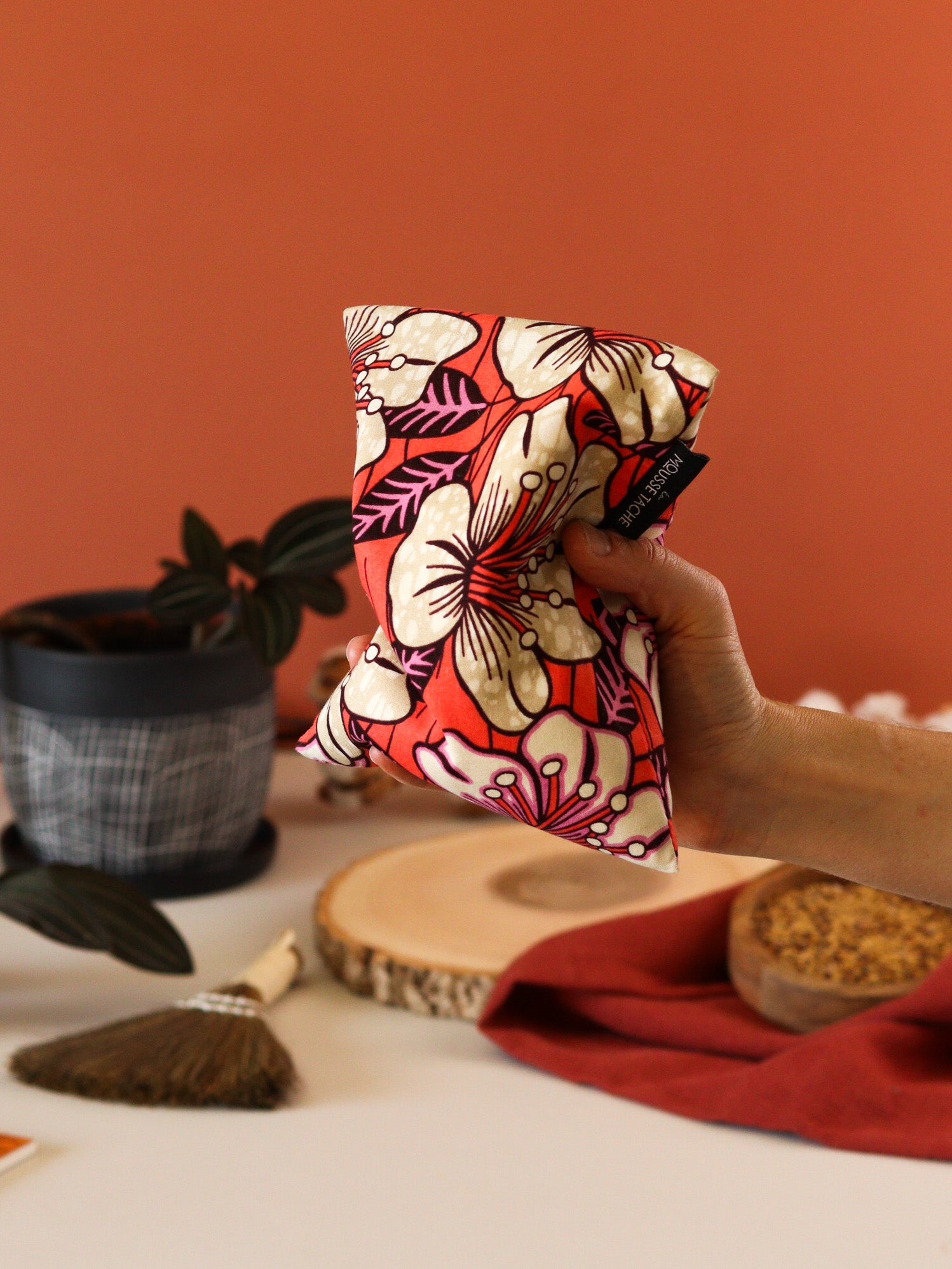 bouillotte seche aux graines de lin bio écoresponsable, déhoussable, à chauffer au micro-ondes, pour soulager ventre, dos, pieds, cadeau utile, wax orange fleurs