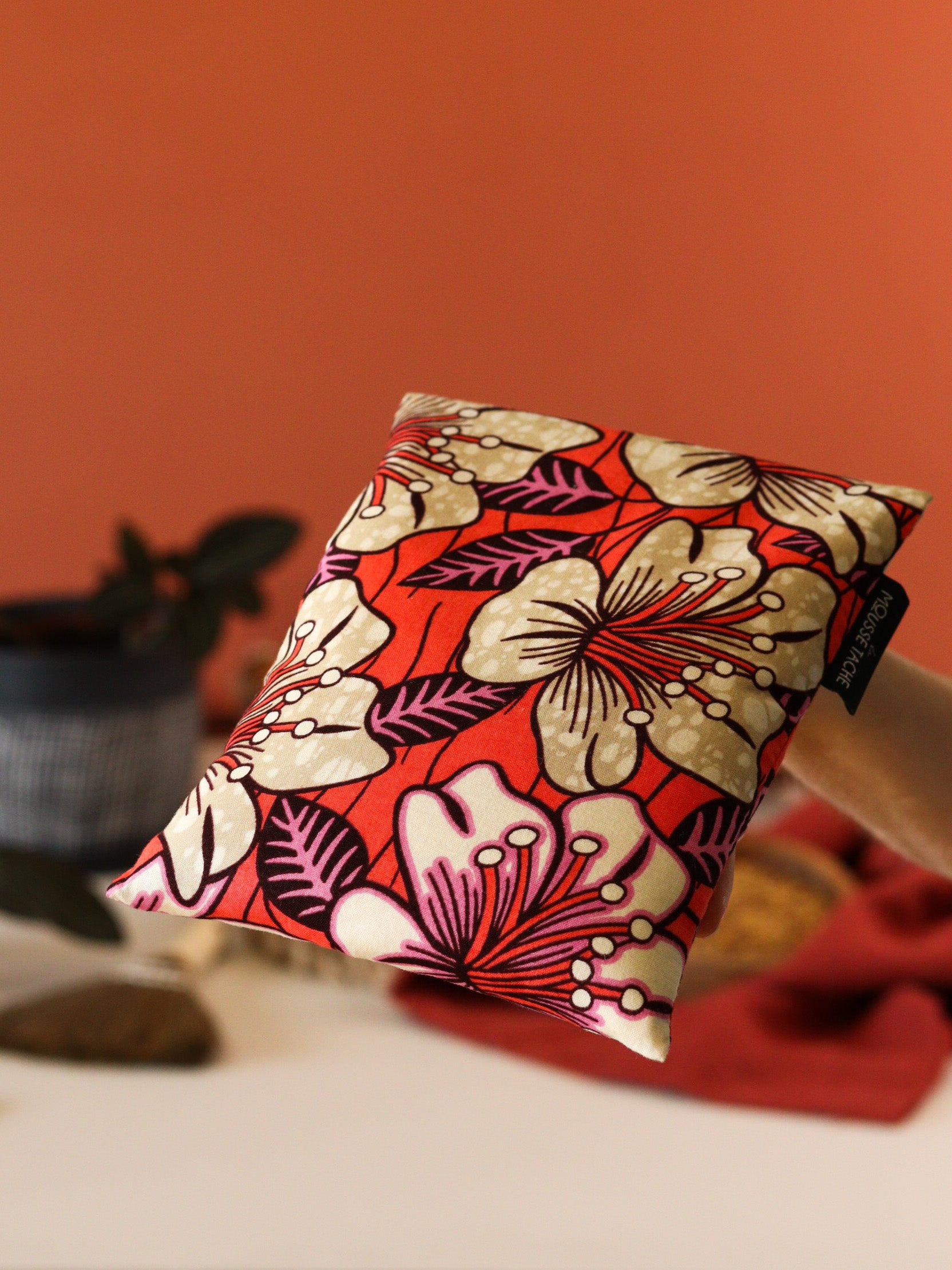 bouillotte seche aux graines de lin bio écoresponsable, déhoussable, à chauffer au micro-ondes, pour soulager ventre, dos, pieds, cadeau utile, wax orange fleurs