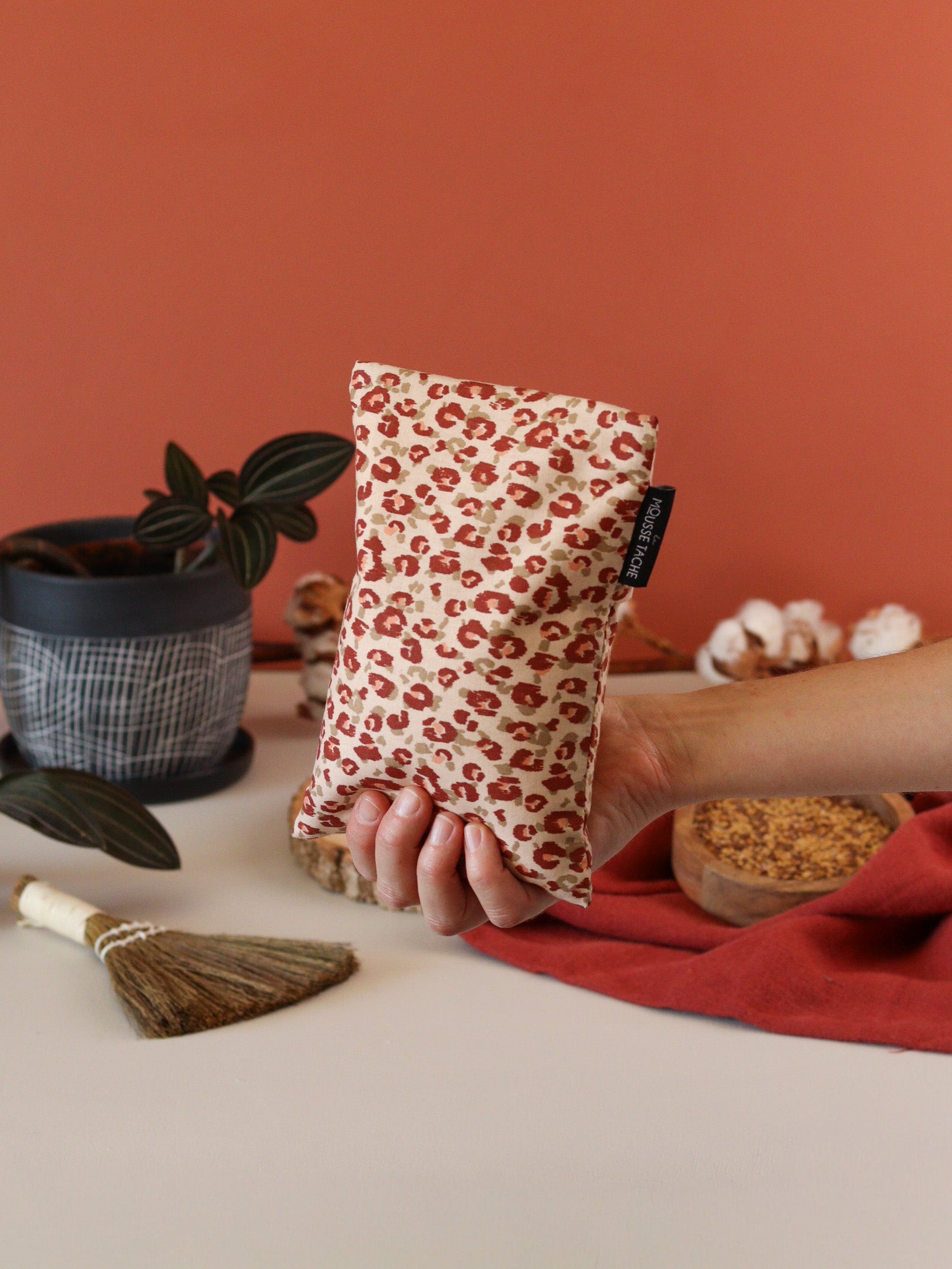 petite bouillotte sèche pour réchauffer le lit, les pieds froids, aux graines de lin bio, cadeau idéal pour les frileuses, motif léopard