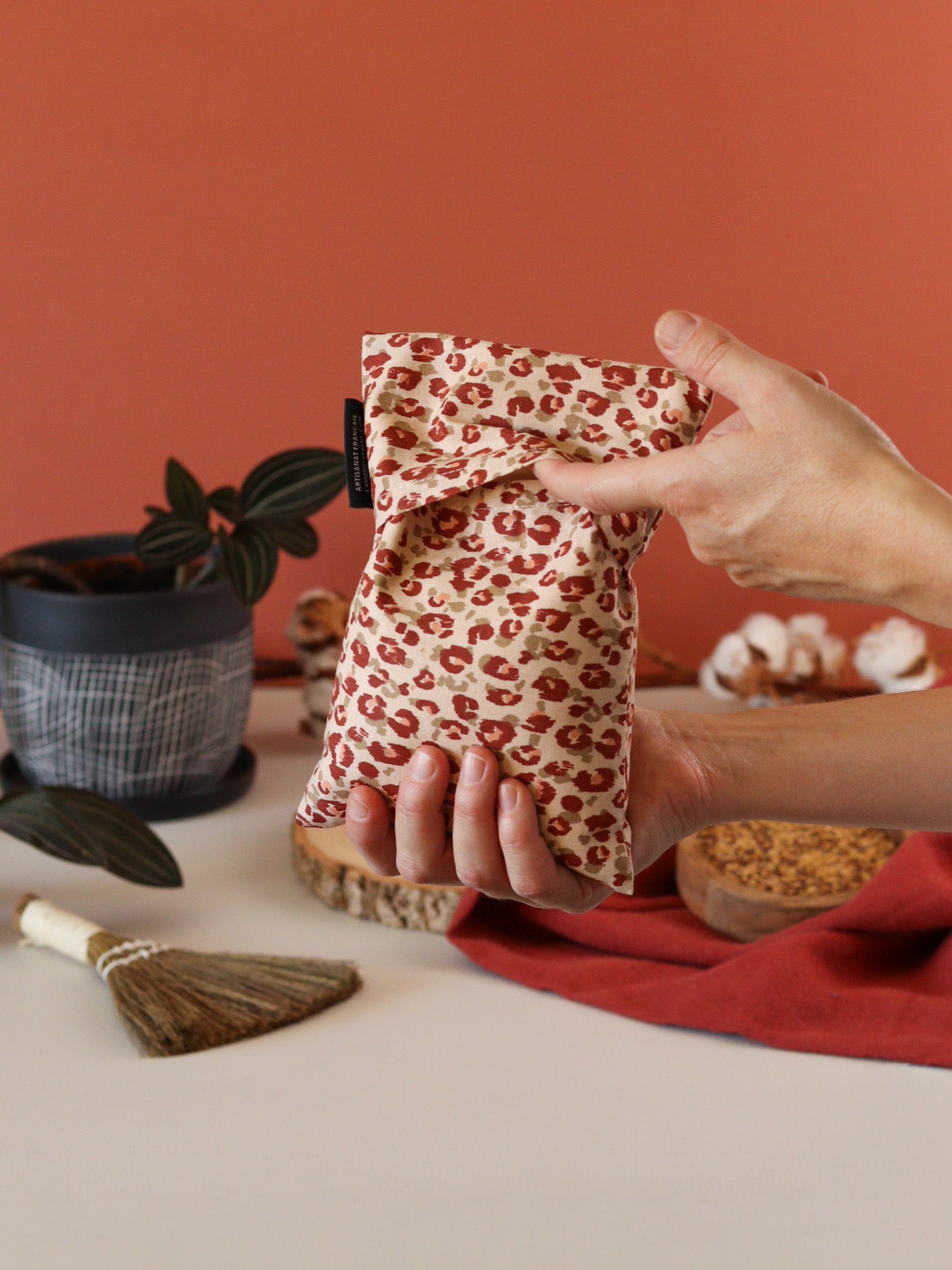 petite bouillotte sèche pour réchauffer le lit, les pieds froids, aux graines de lin bio, cadeau idéal pour les frileuses, motif léopard