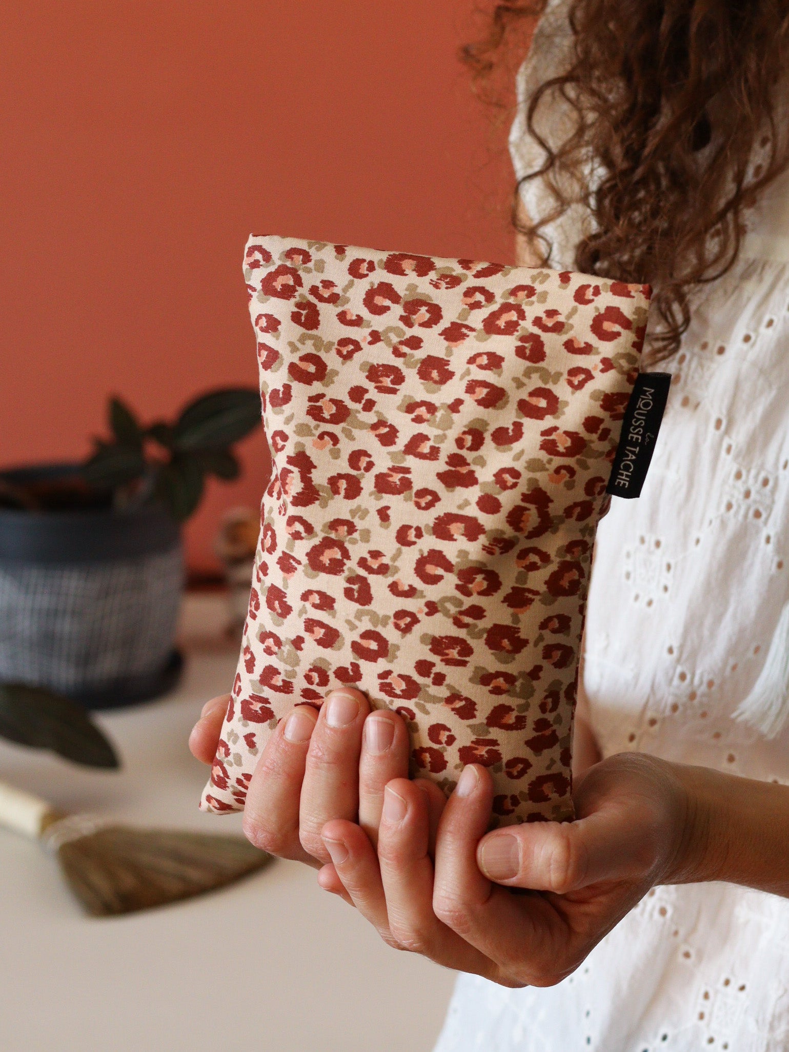 petite bouillotte sèche pour réchauffer le lit, les pieds froids, aux graines de lin bio, cadeau idéal pour les frileuses, motif léopard
