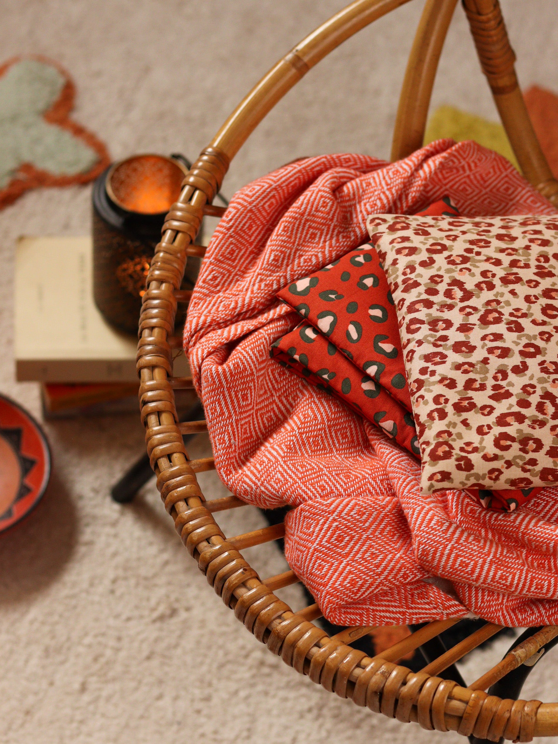 petite bouillotte sèche pour réchauffer le lit, les pieds froids, aux graines de lin bio, cadeau idéal pour les frileuses, motif léopard