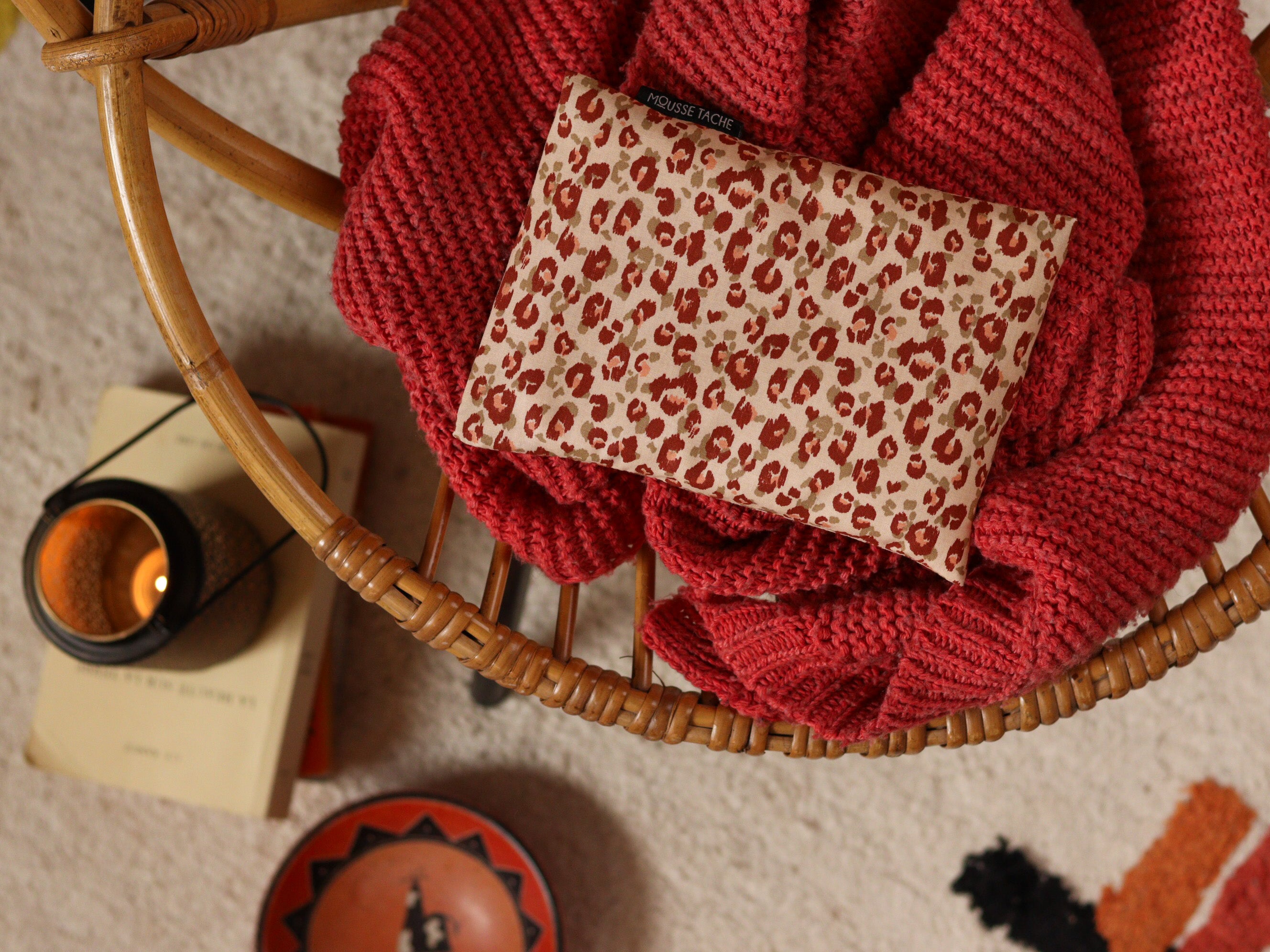 petite bouillotte sèche pour réchauffer le lit, les pieds froids, aux graines de lin bio, cadeau idéal pour les frileuses, motif léopard