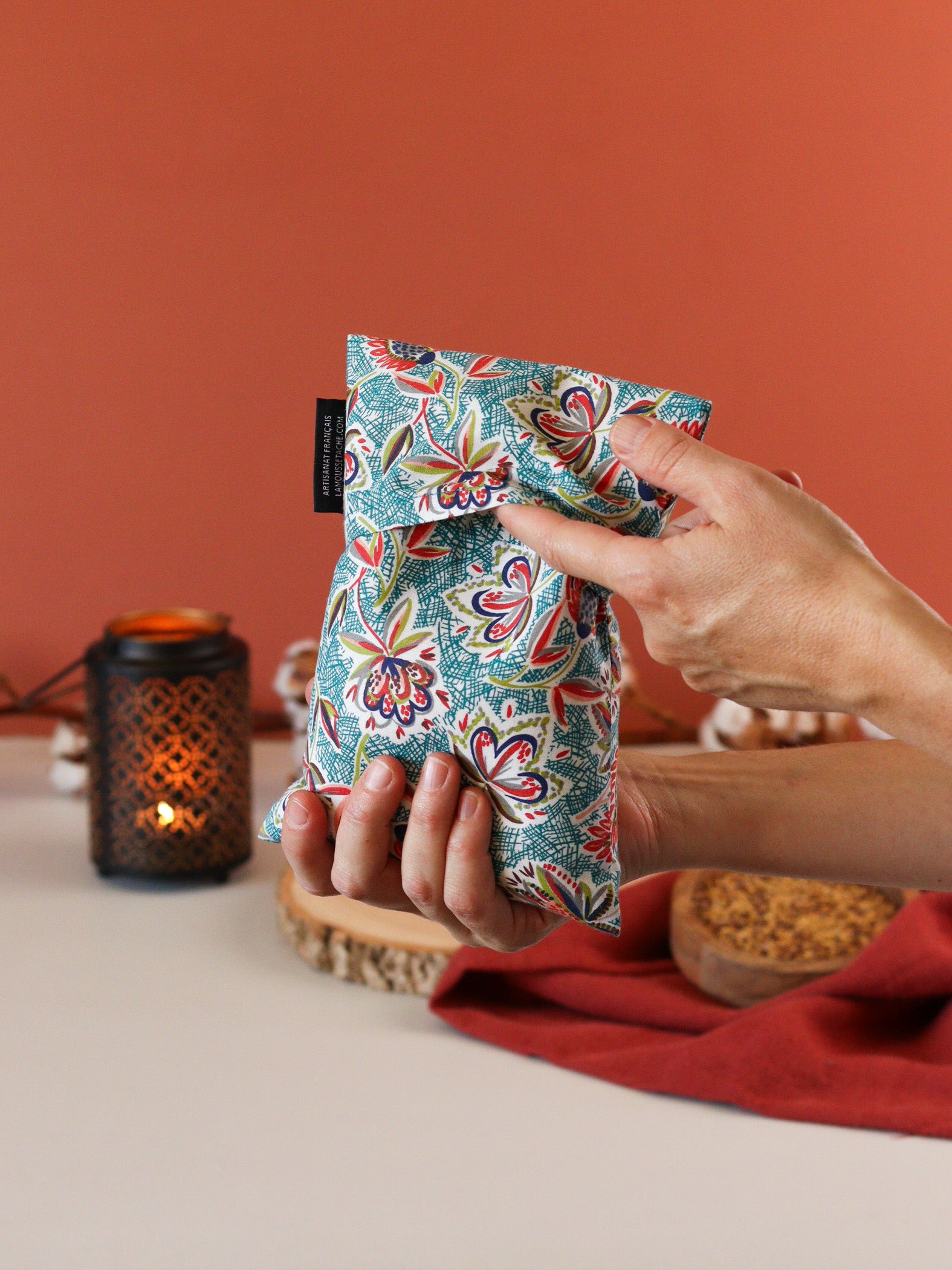 bouillotte sèche aux graines de lin bio fabriquée en France, micro-ondes, remède naturel, motif végétal turquoise