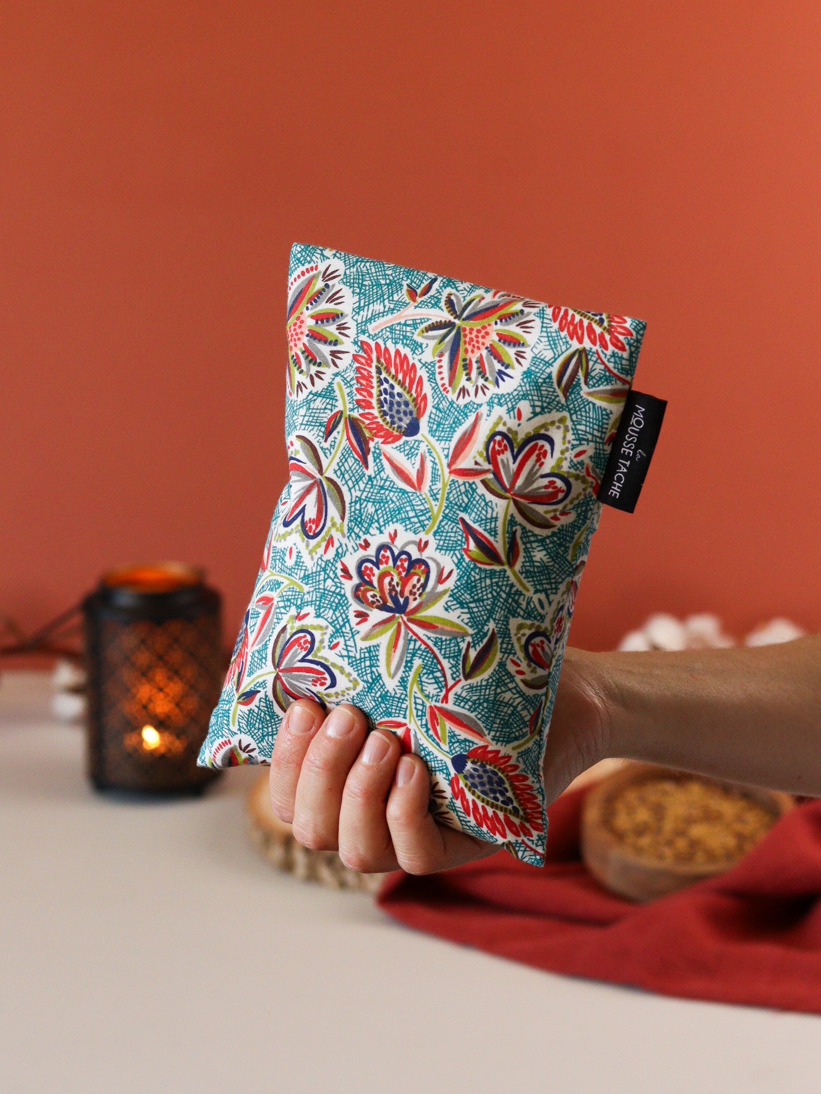 bouillotte sèche aux graines de lin bio fabriquée en France, micro-ondes, remède naturel, motif végétal turquoise