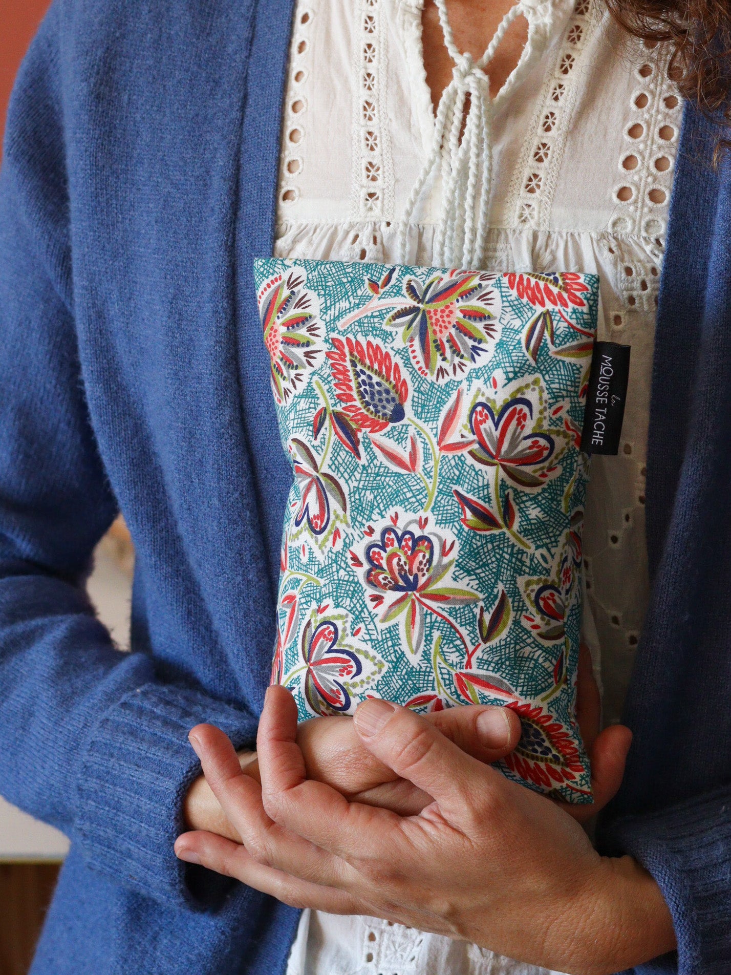 bouillotte sèche aux graines de lin bio fabriquée en France, micro-ondes, remède naturel, motif végétal turquoise