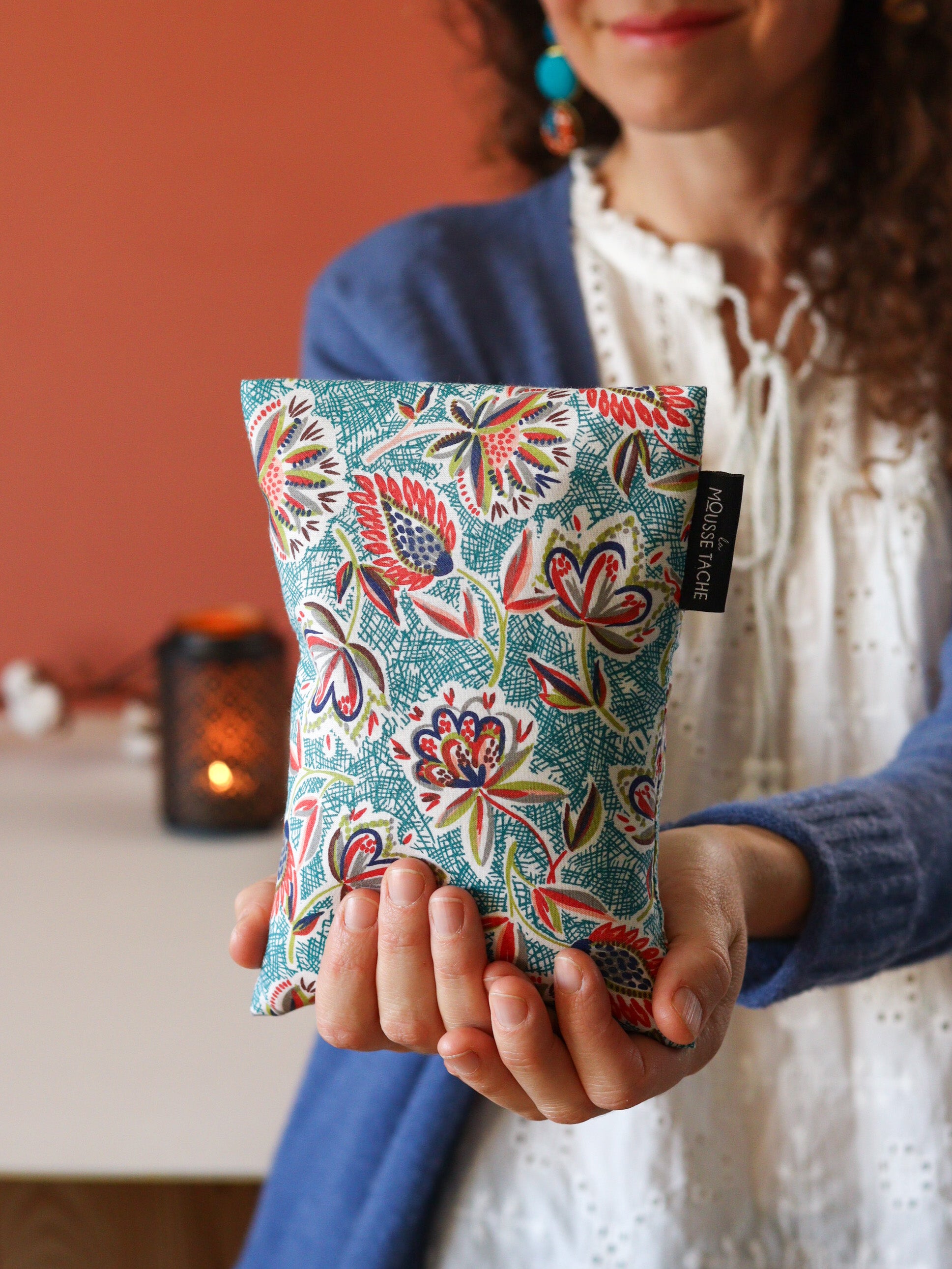 bouillotte sèche aux graines de lin bio fabriquée en France, micro-ondes, remède naturel, motif végétal turquoise